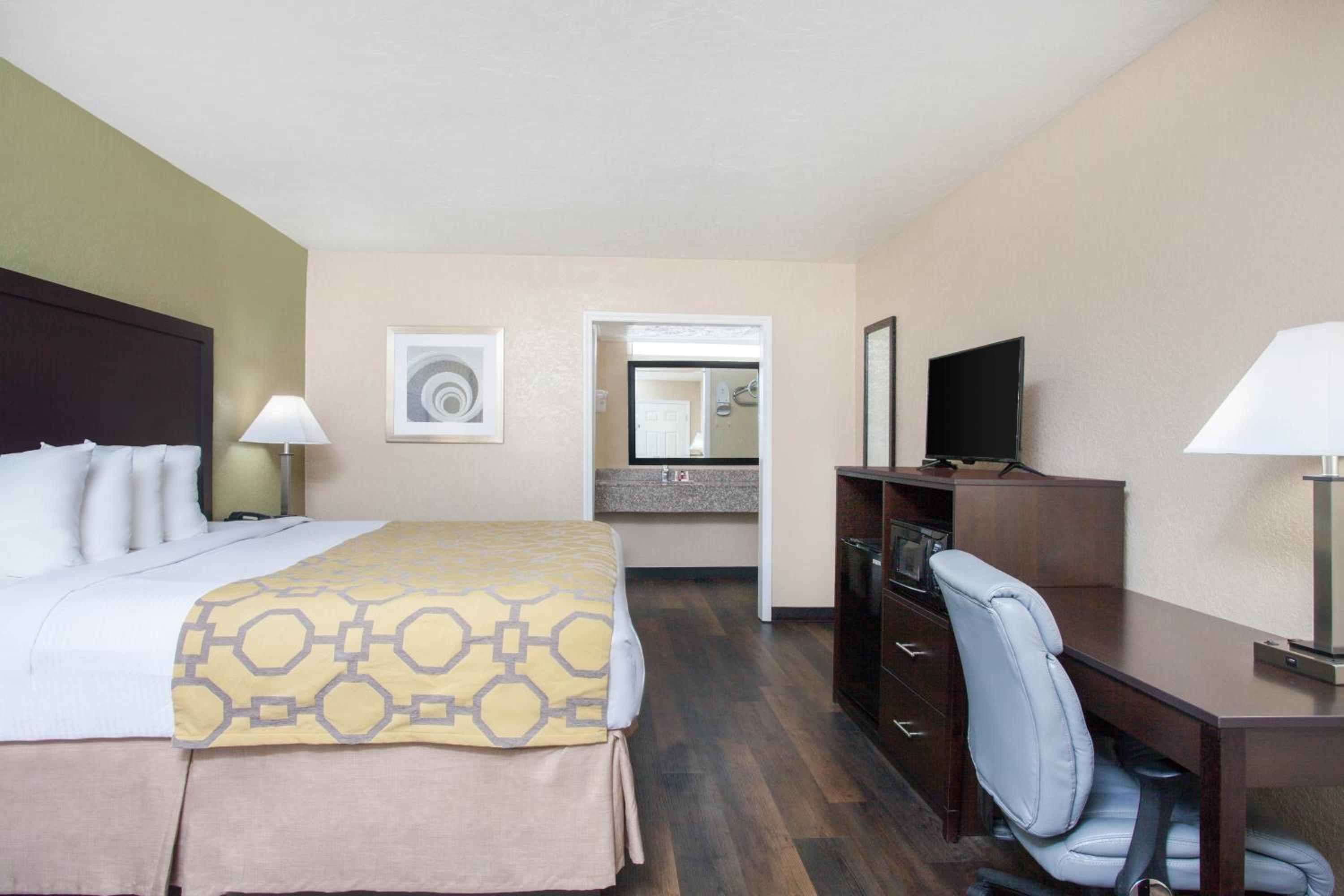 King Room - Non-Smoking - Photo 3