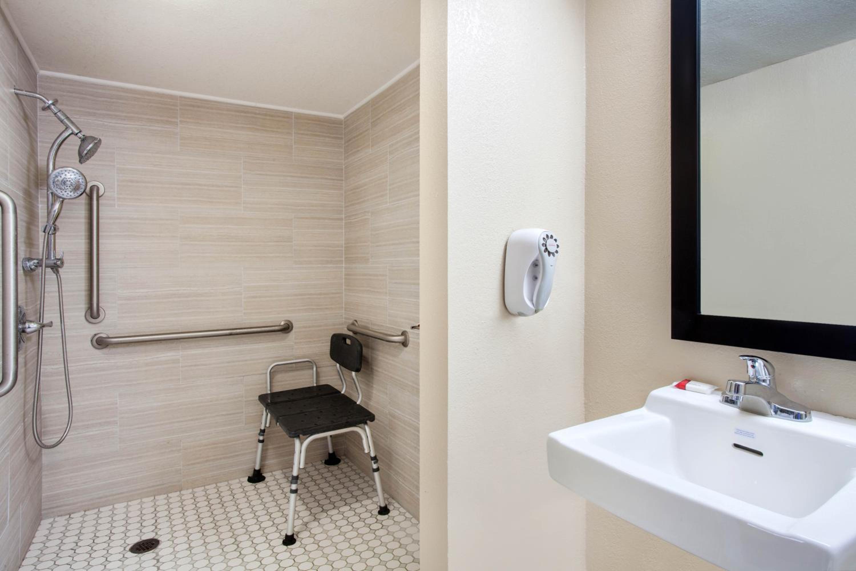 King Room with Roll-In Shower - Mobility/Hearing Accessible - Non-Smoking photo 2