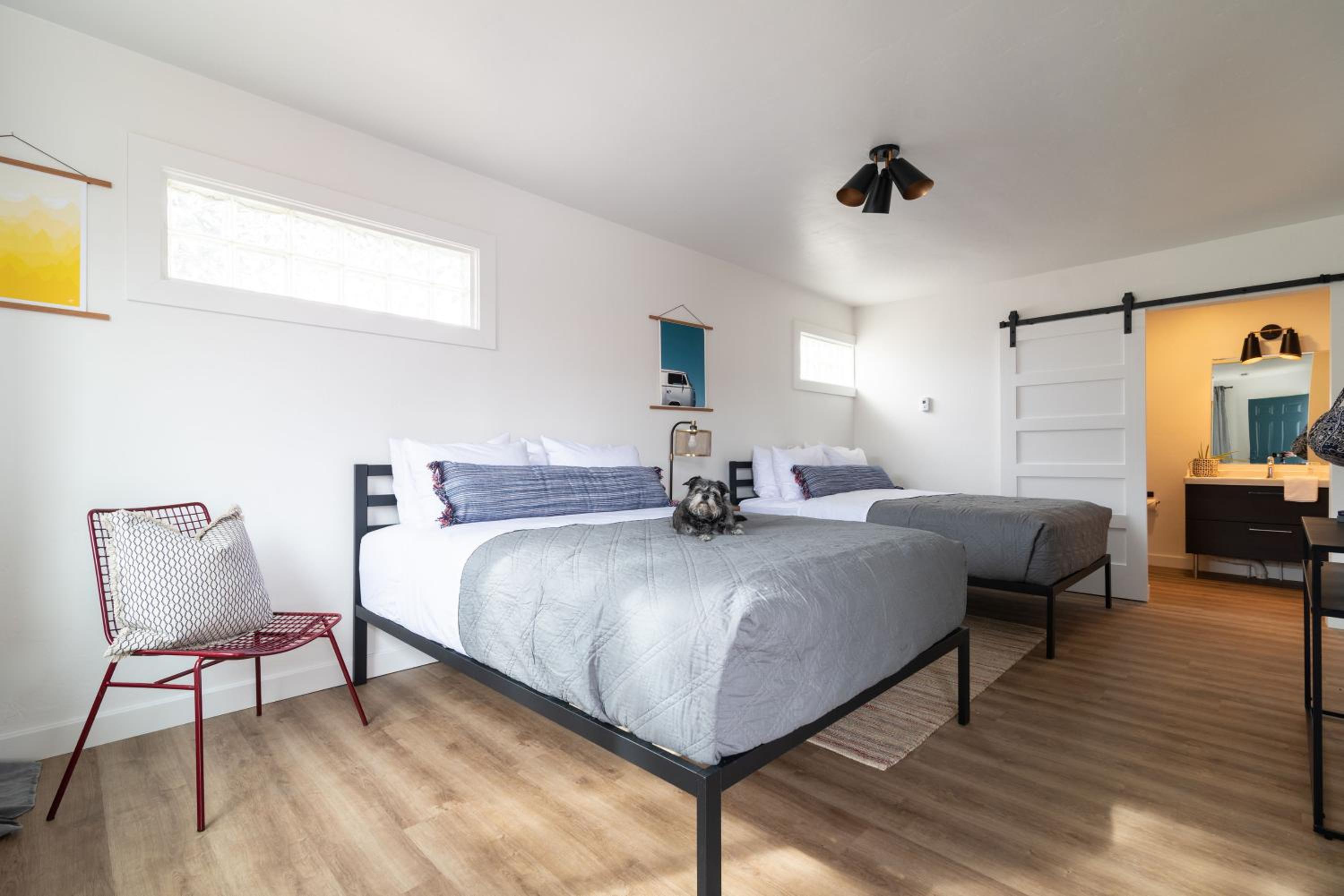 Deluxe Queen Room - Photo 12