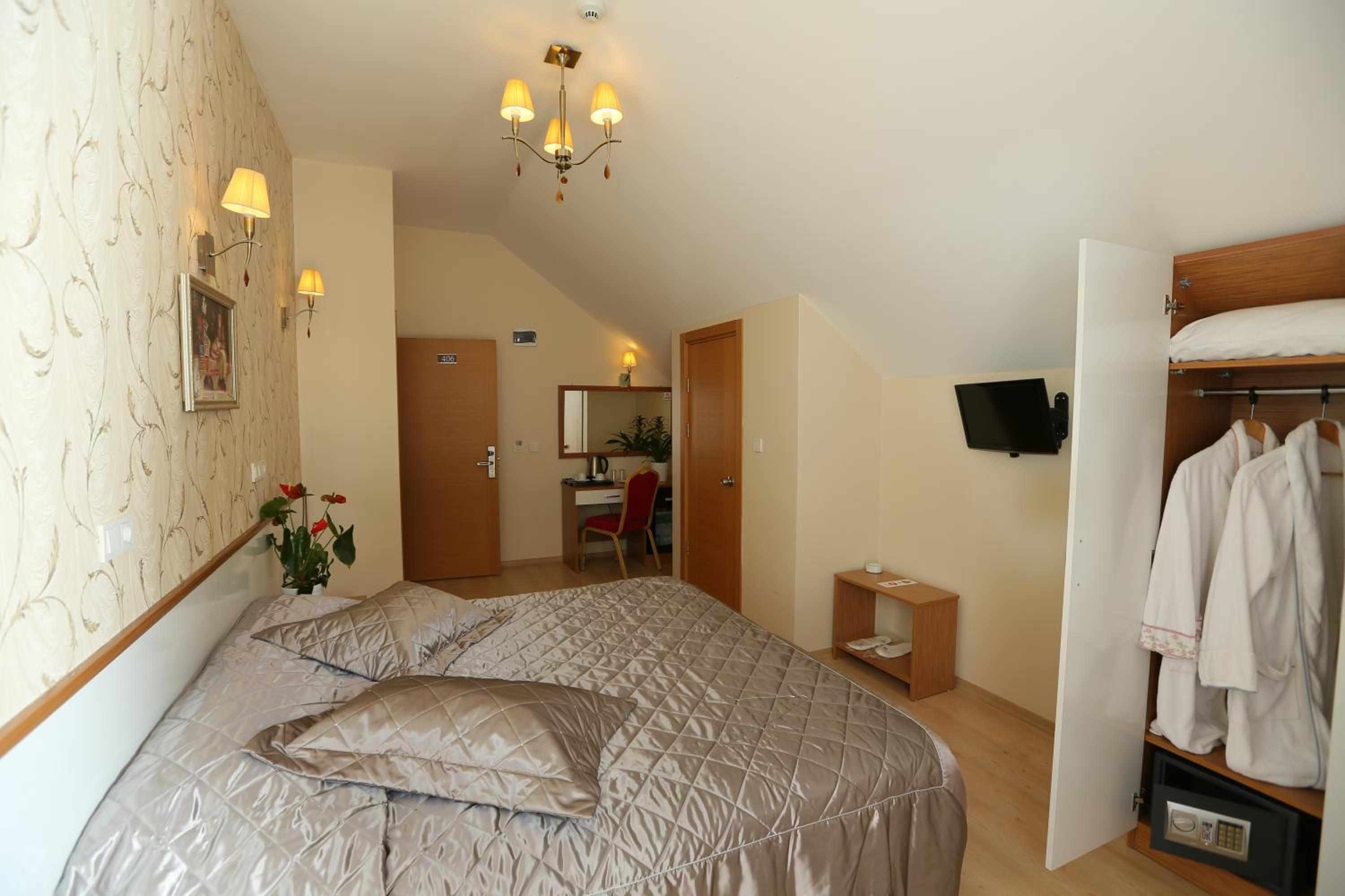 Standard Double or Twin Room photo 2