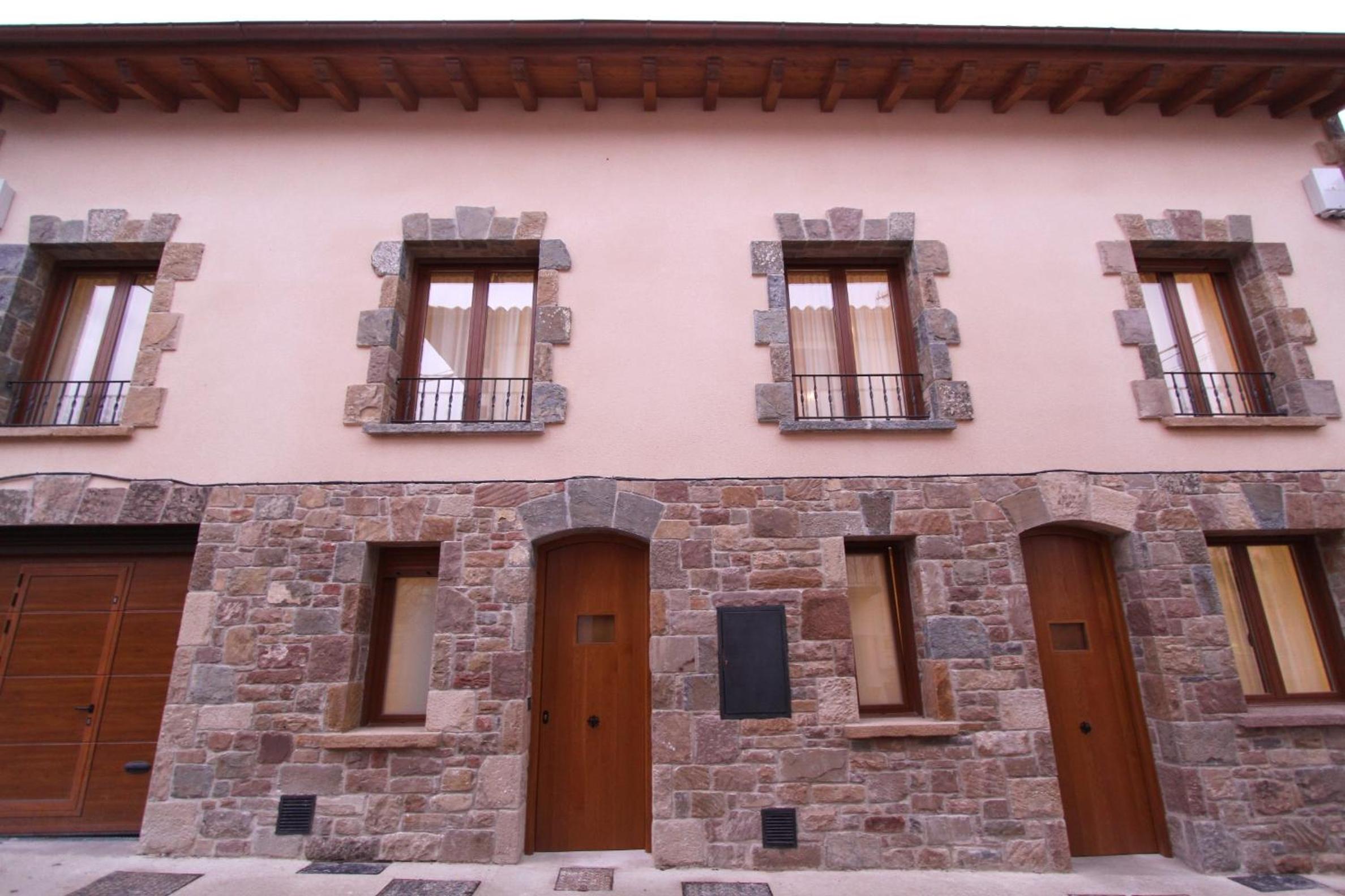 Eight-Bedroom House photo 3