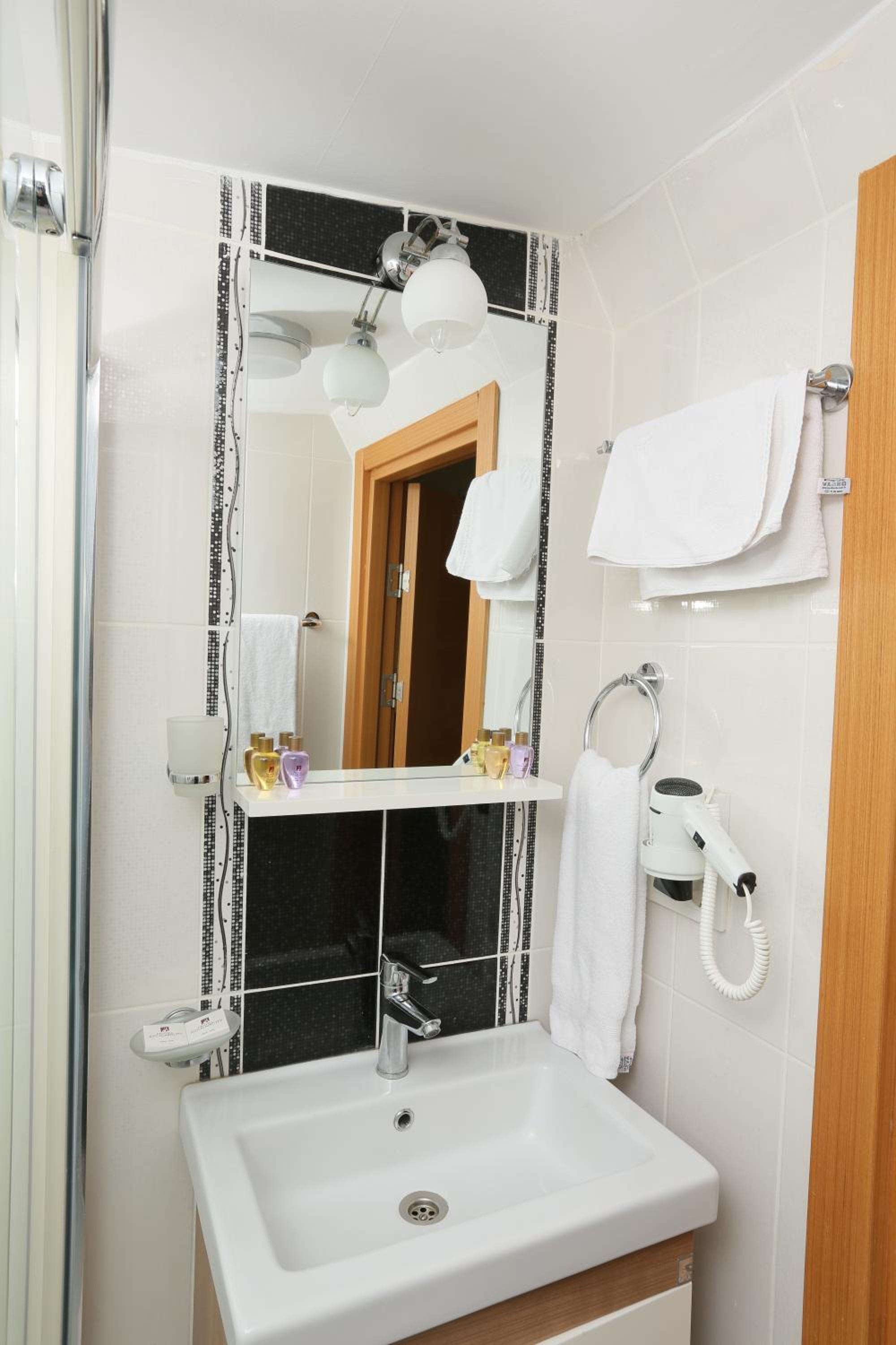 Standard Triple Room photo 2