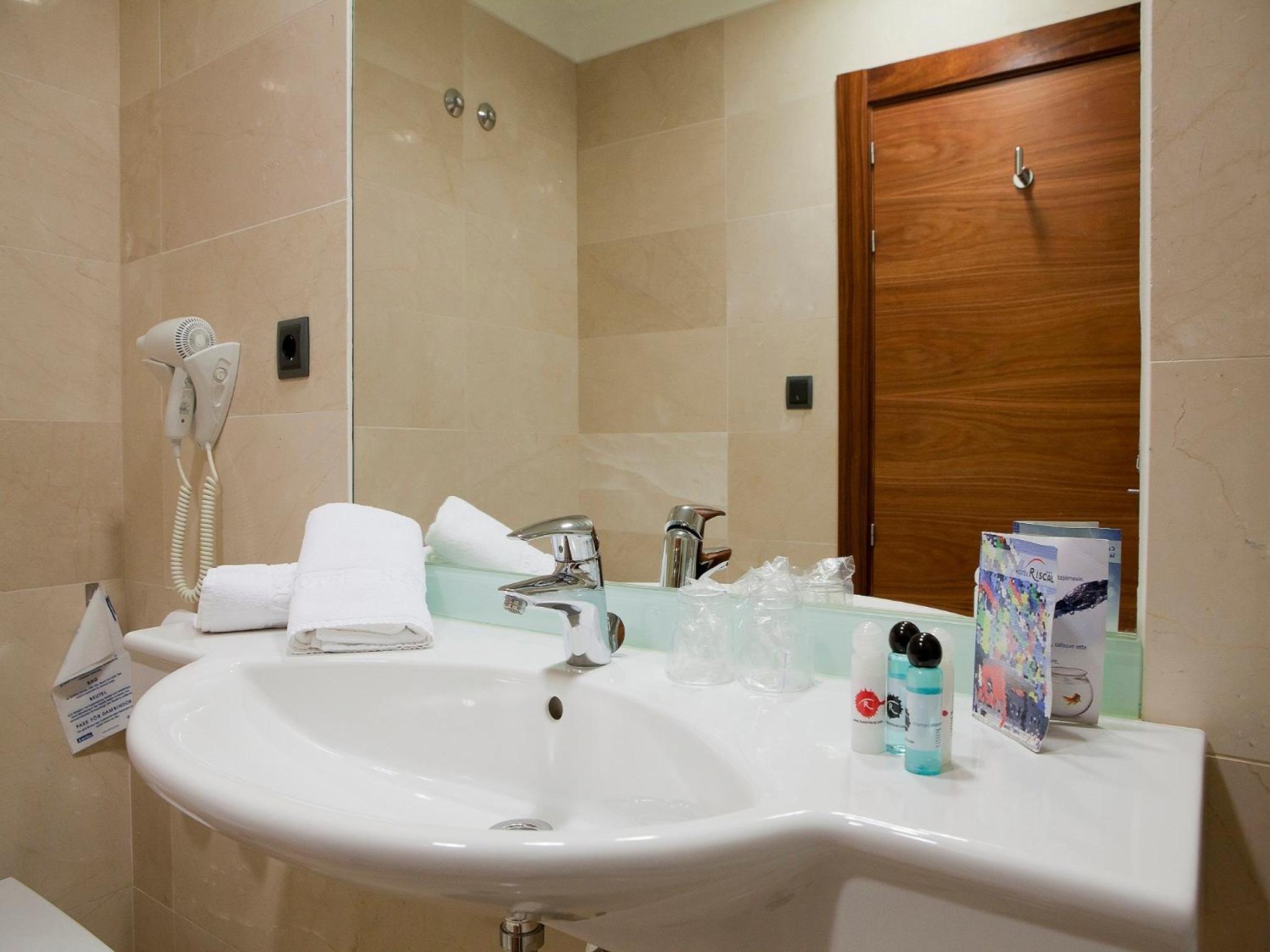 Double or Twin Room - Photo 6