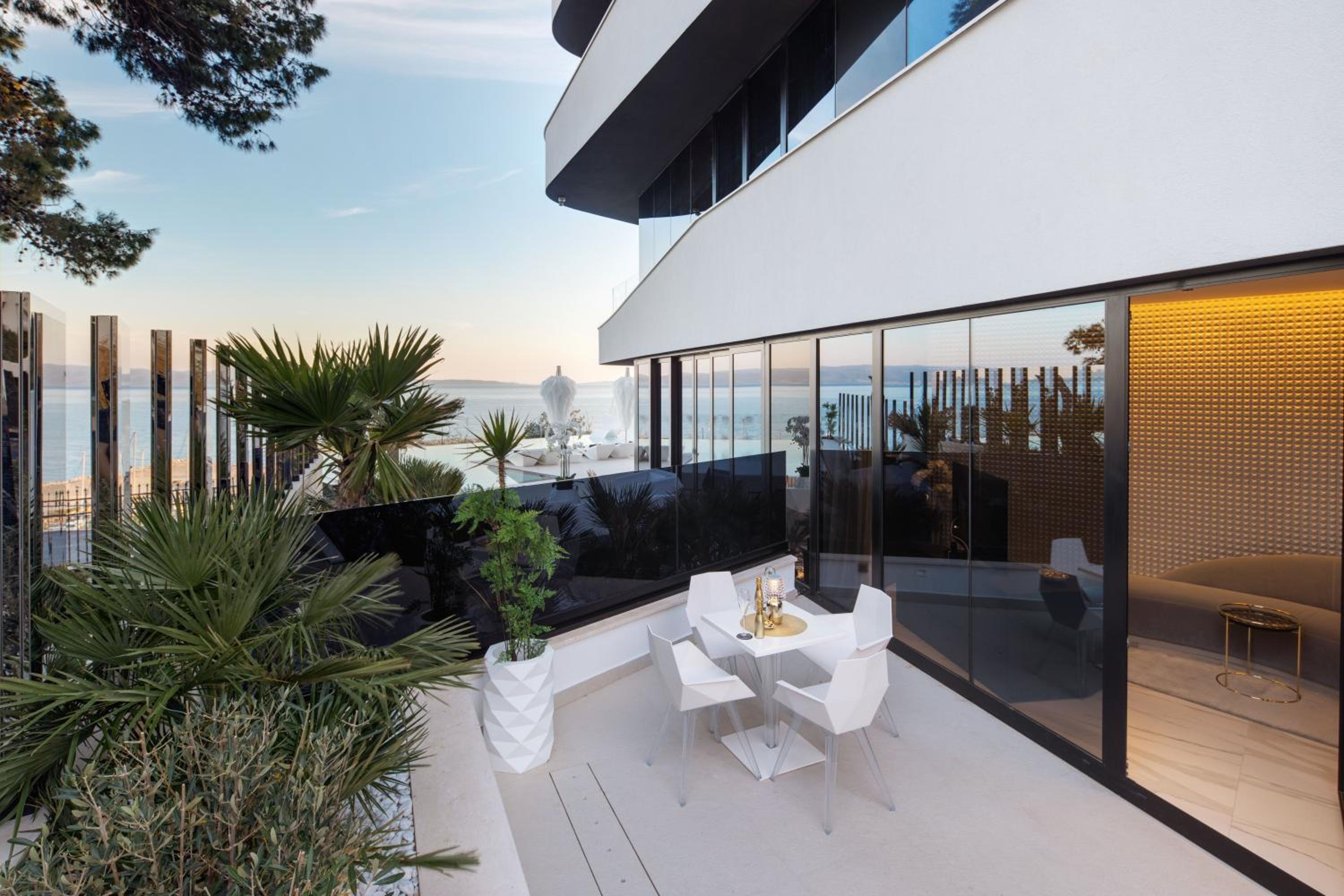 Executive Suite With Partial Sea View photo 3