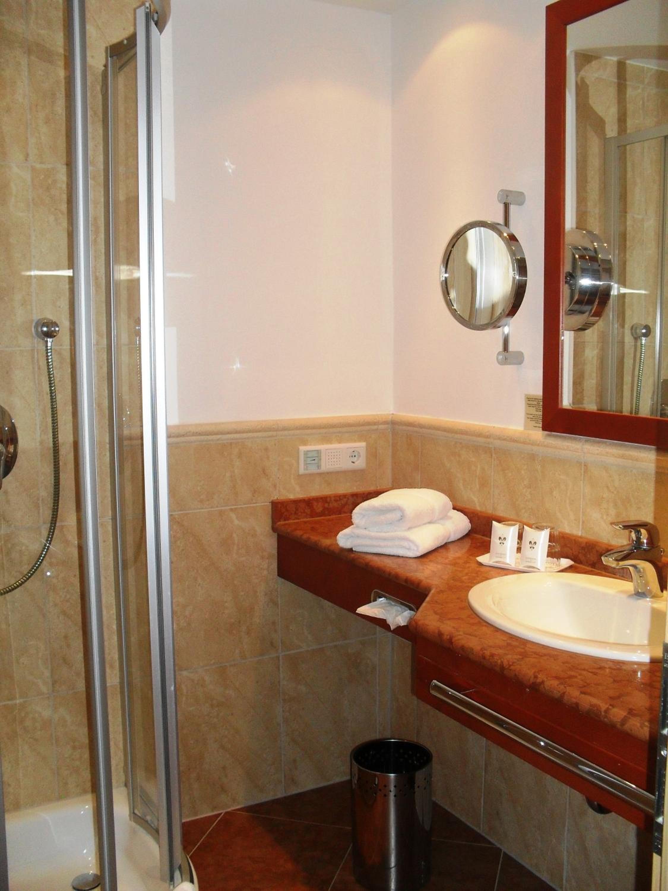 Standard Double Room - Photo 4
