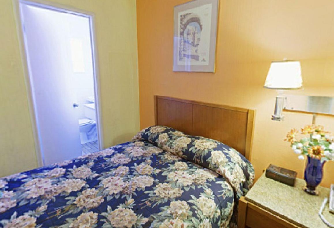 Room with Two Double Beds - Photo 7