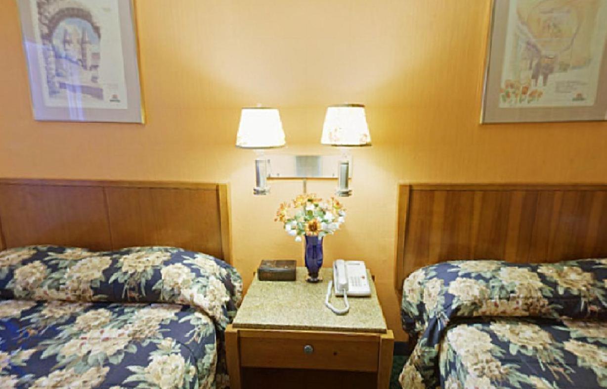 Room with Two Double Beds - Photo 1