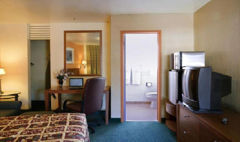 King Room - Non-Smoking - Photo 2