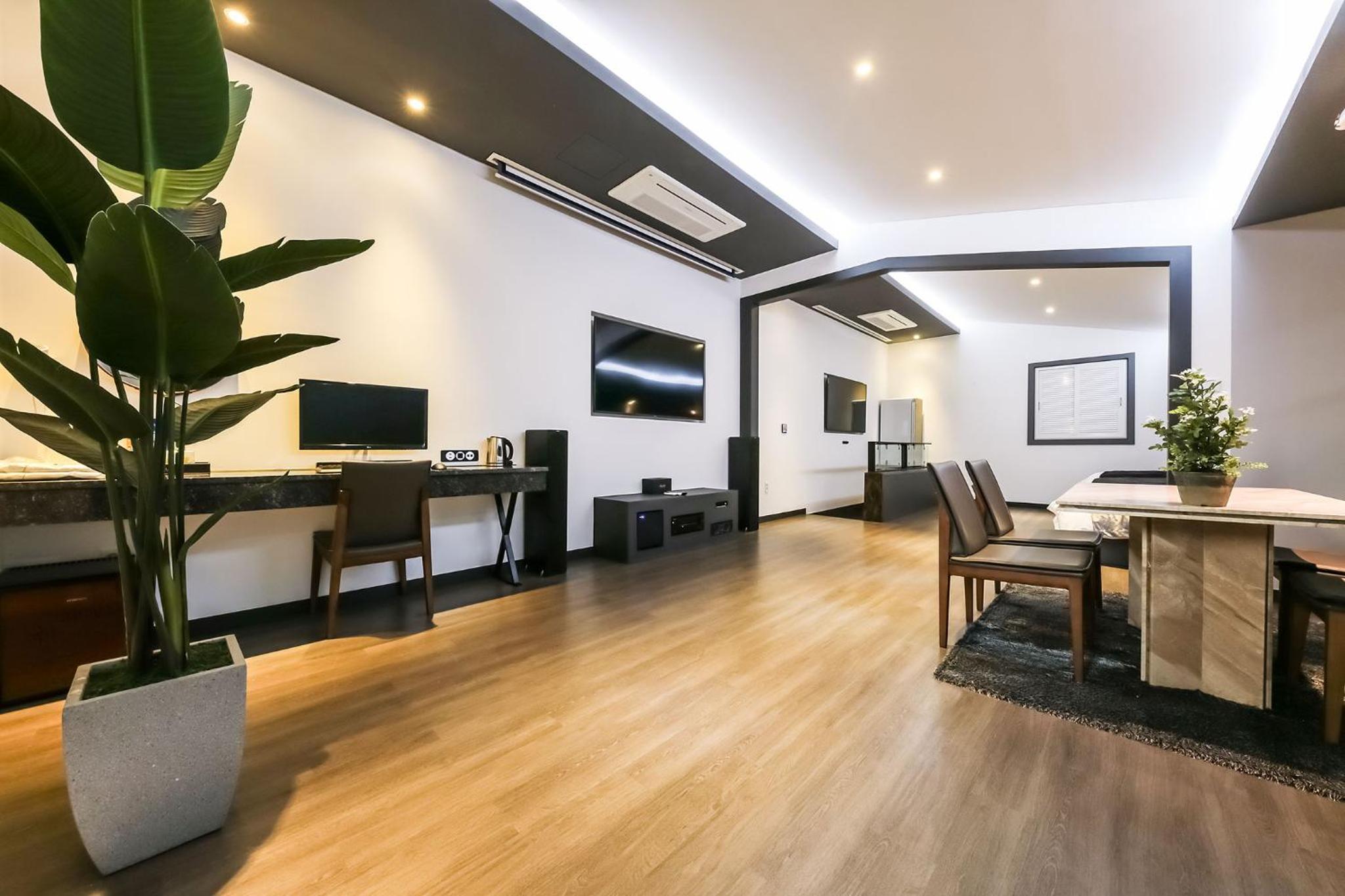 Deluxe Family Room