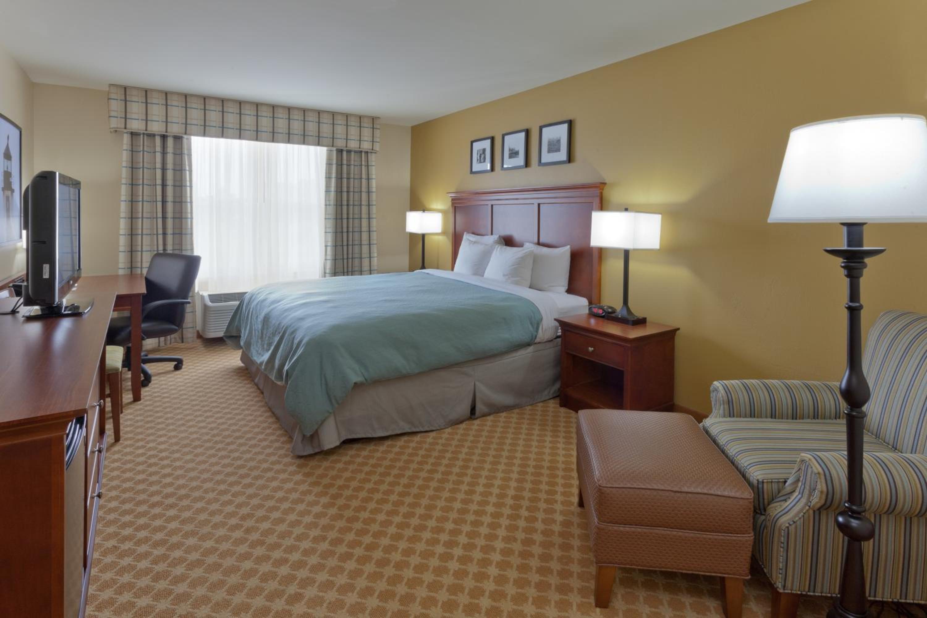 King Room - Non-Smoking - Photo 2