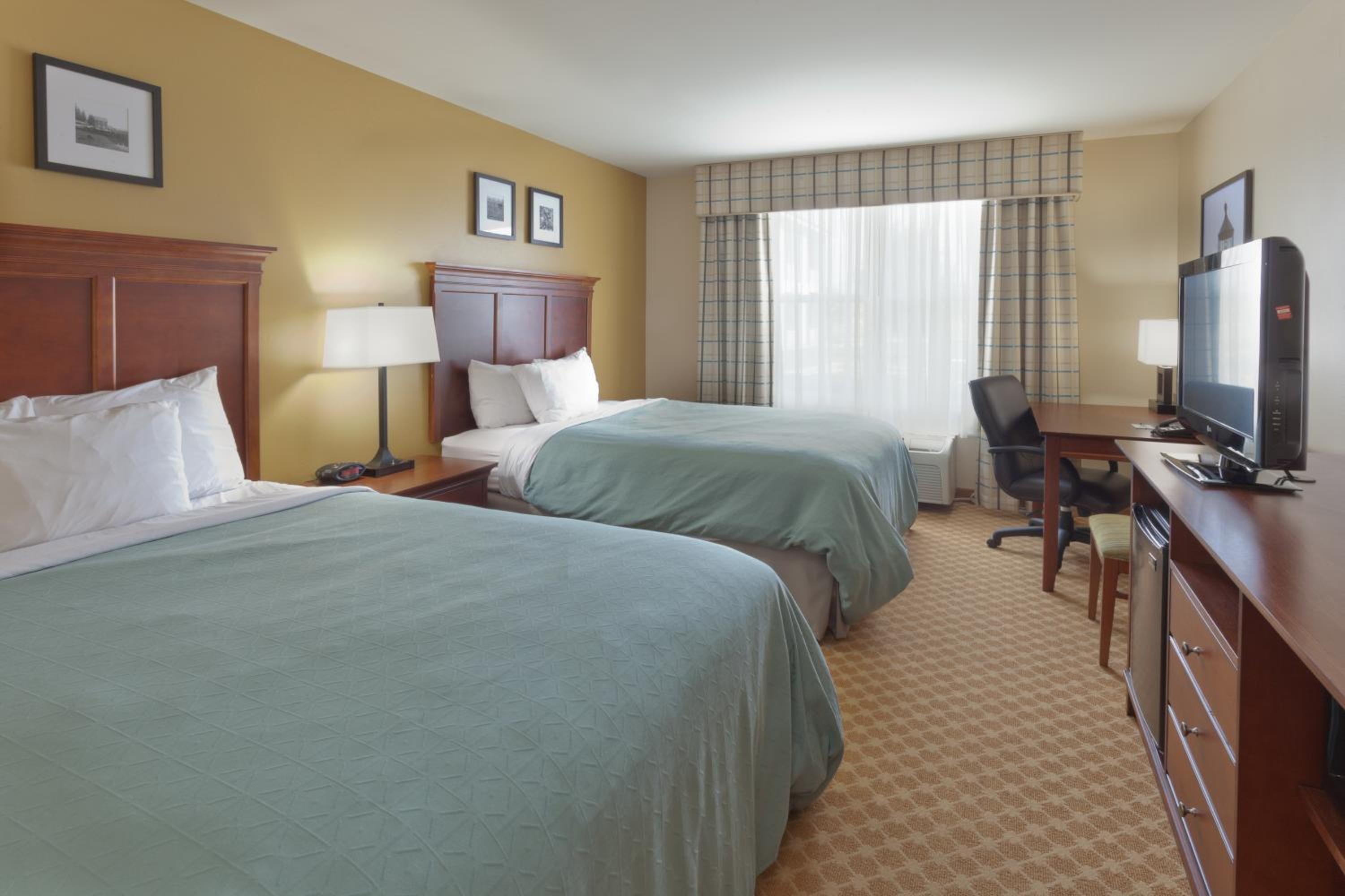 Queen Room with Two Queen Beds - Photo 3