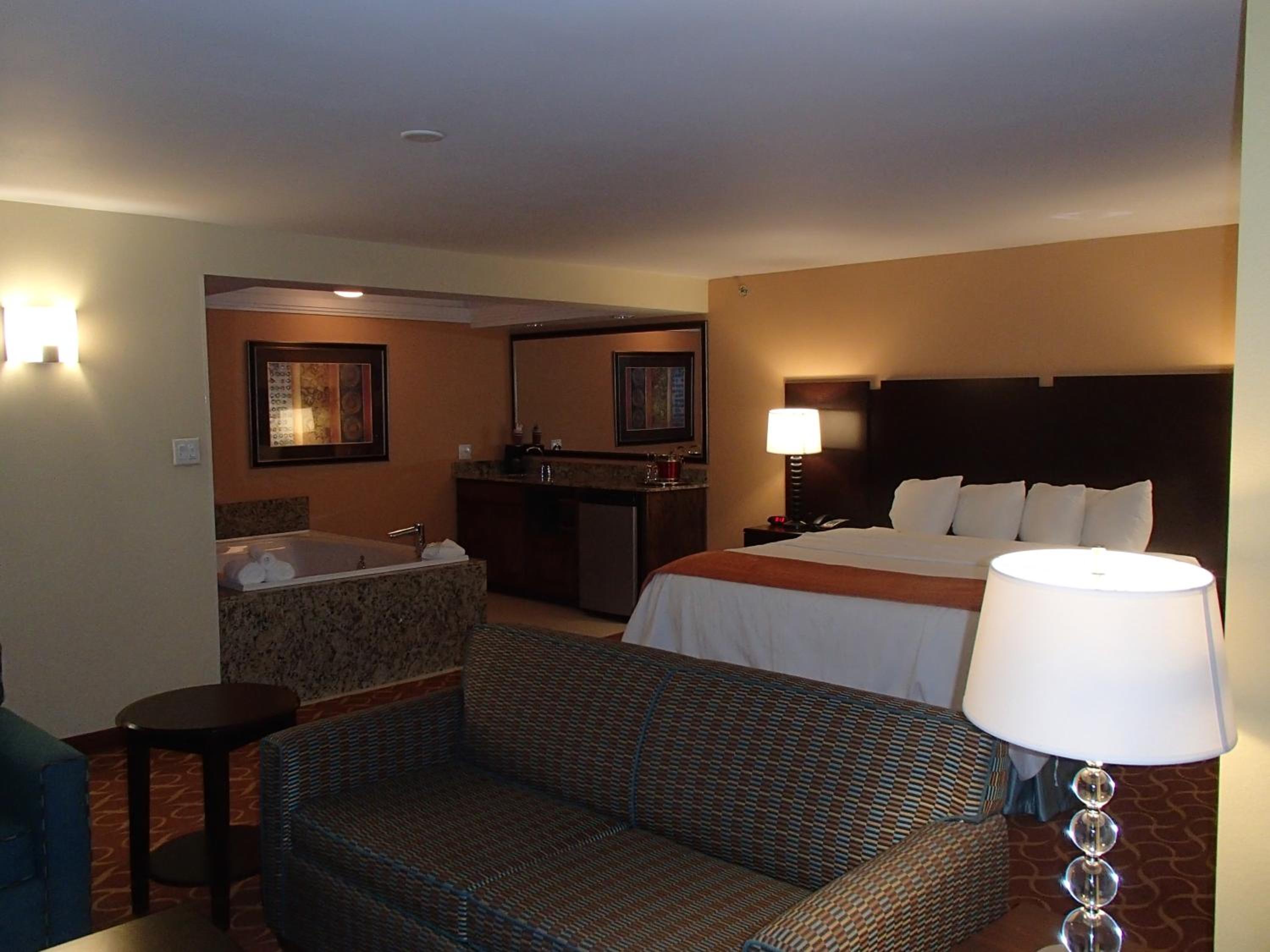Deluxe King Suite - Non-Smoking photo 3