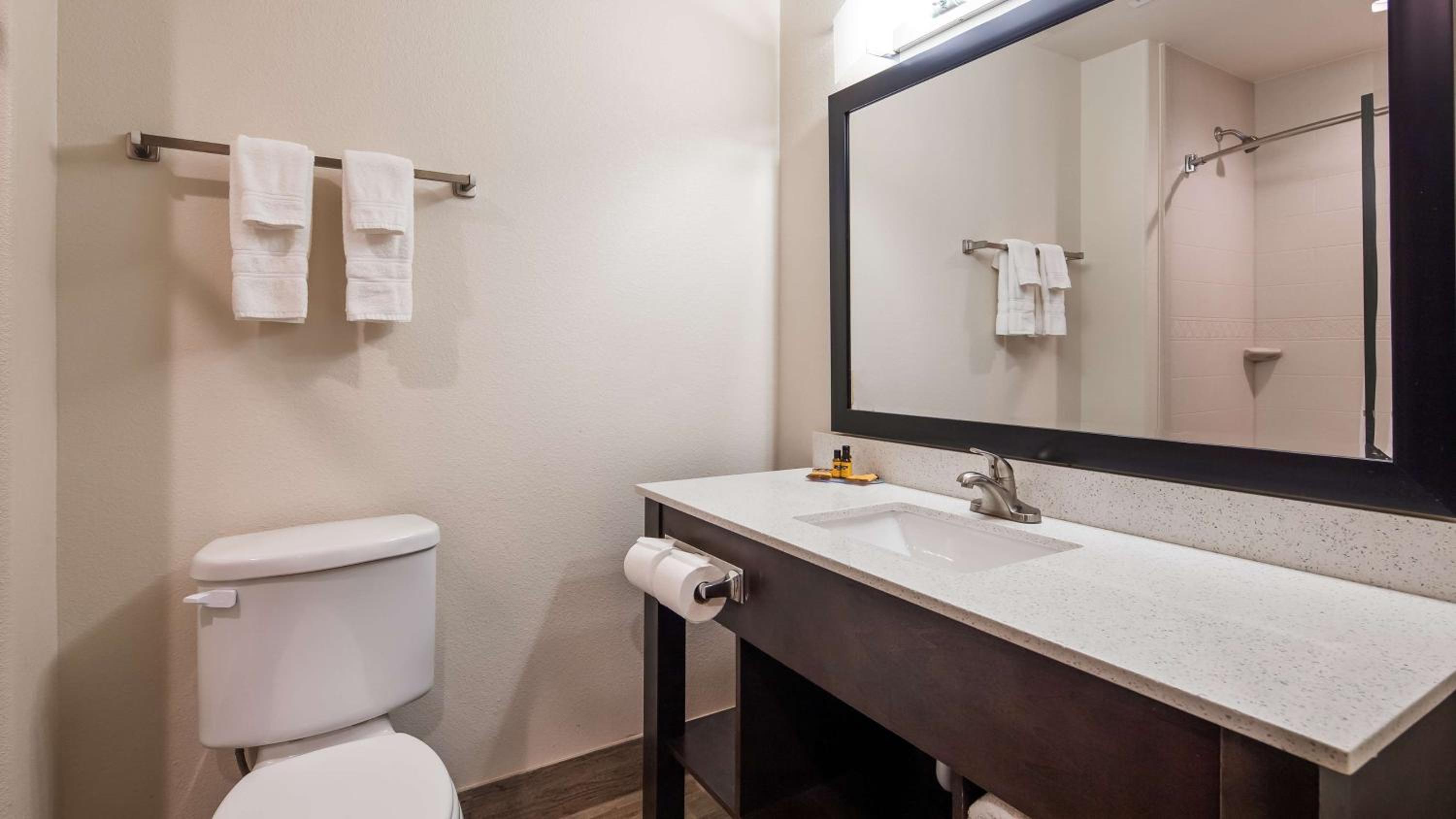 King Room with Whirlpool - Non-Smoking photo 2