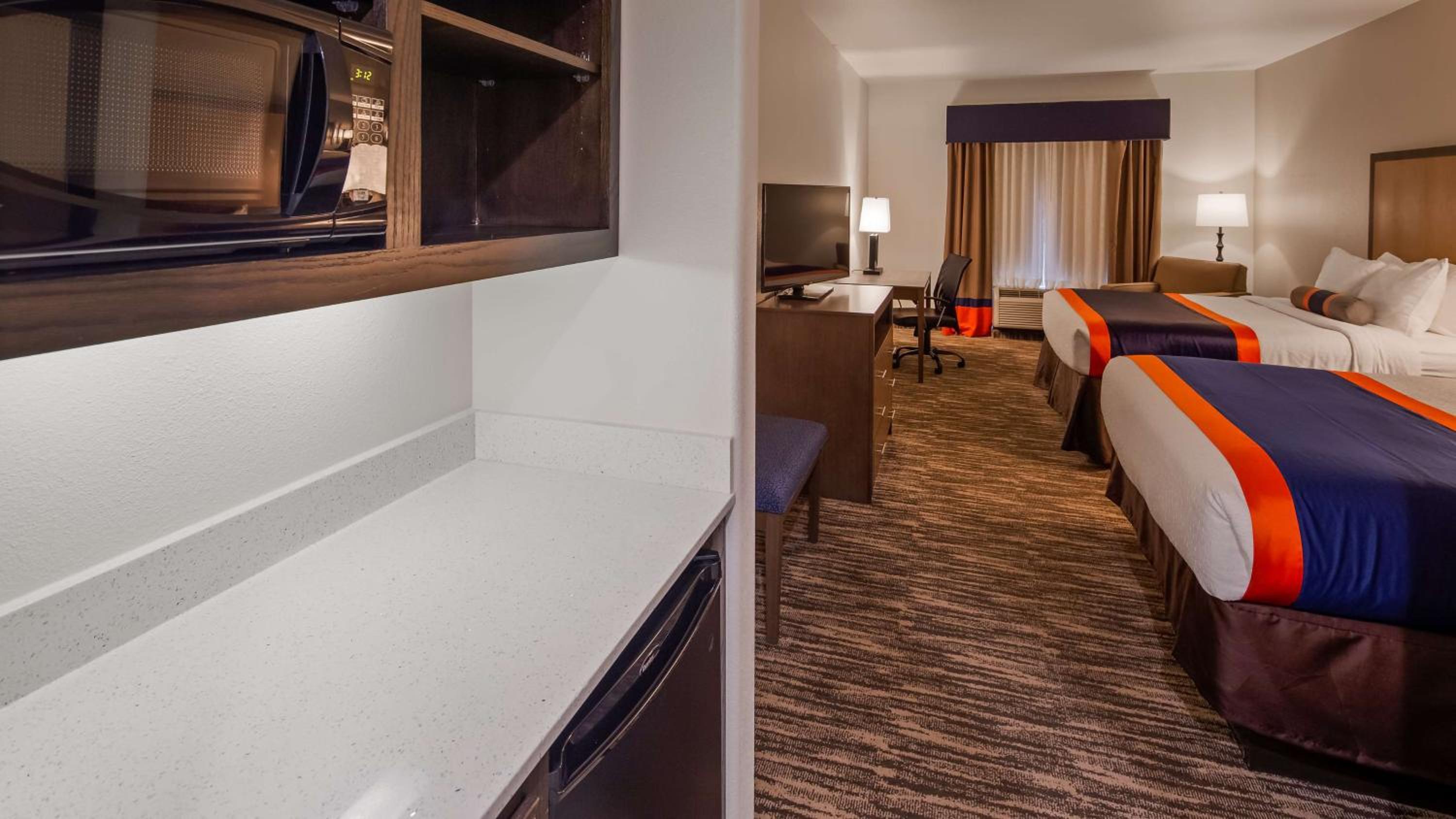 Queen Room with Two Queen Beds - Disability Access photo 3