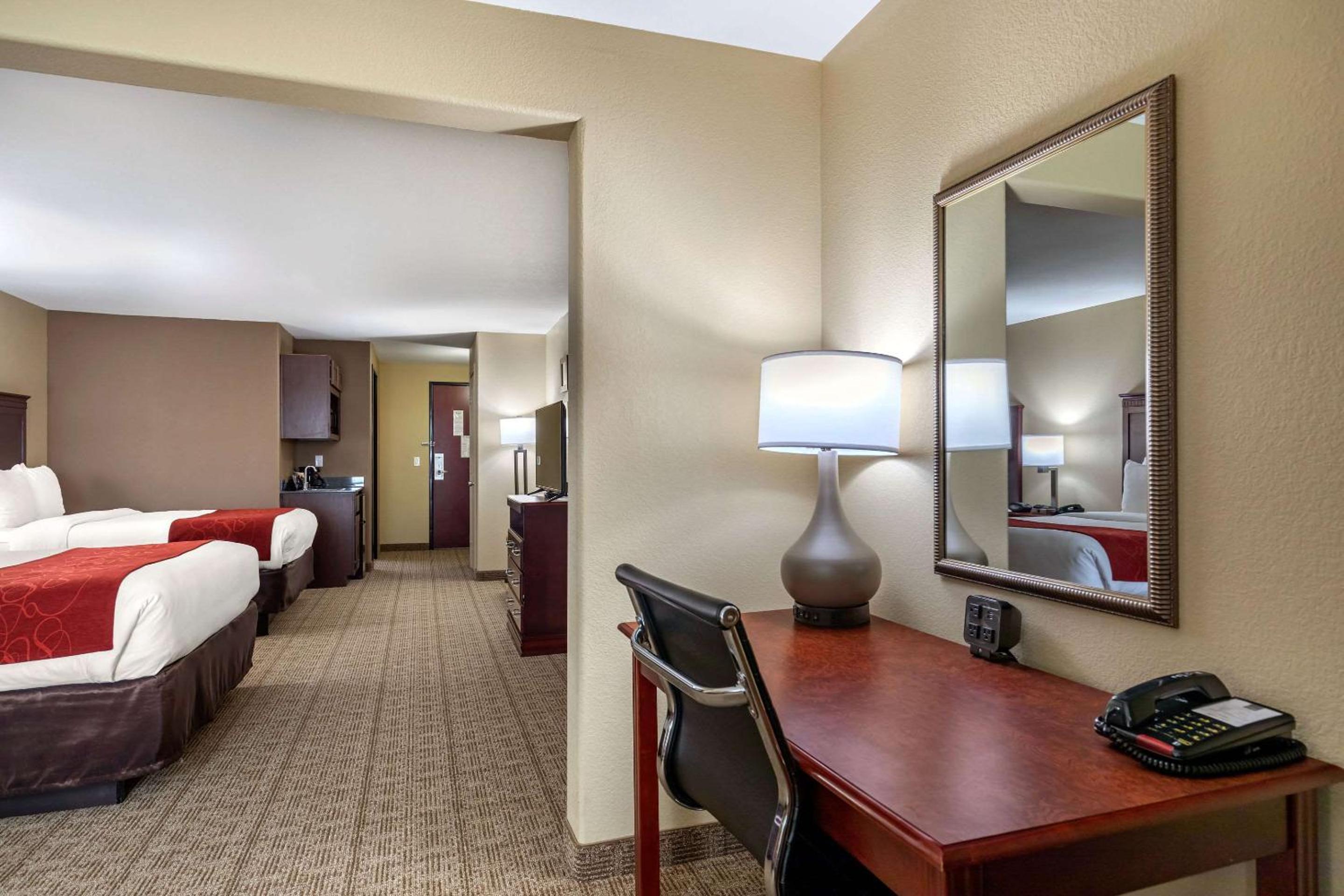 Queen Suite with Two Queen Beds - Non-Smoking photo 2