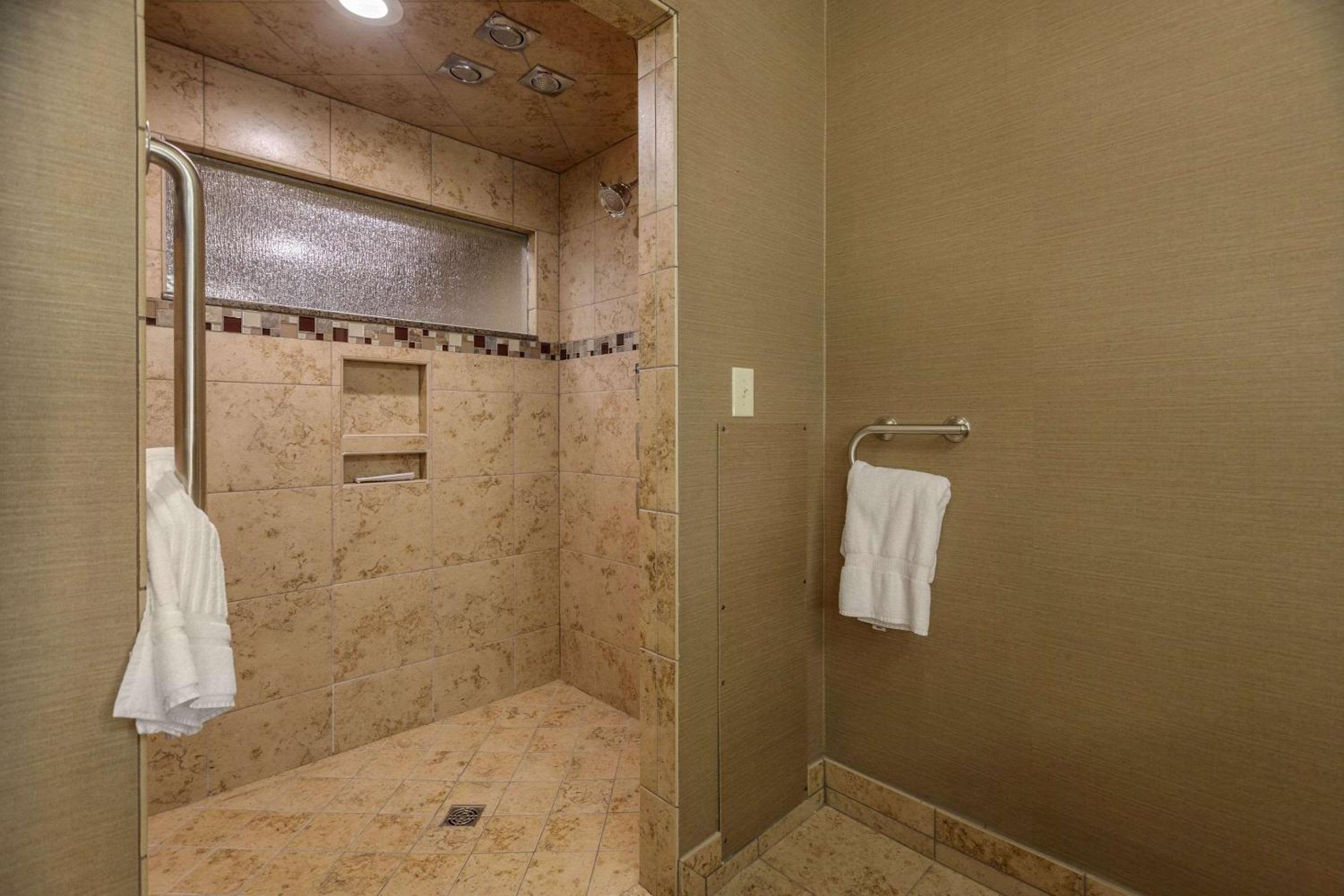 Superior King Suite - Non-Smoking - Photo 4