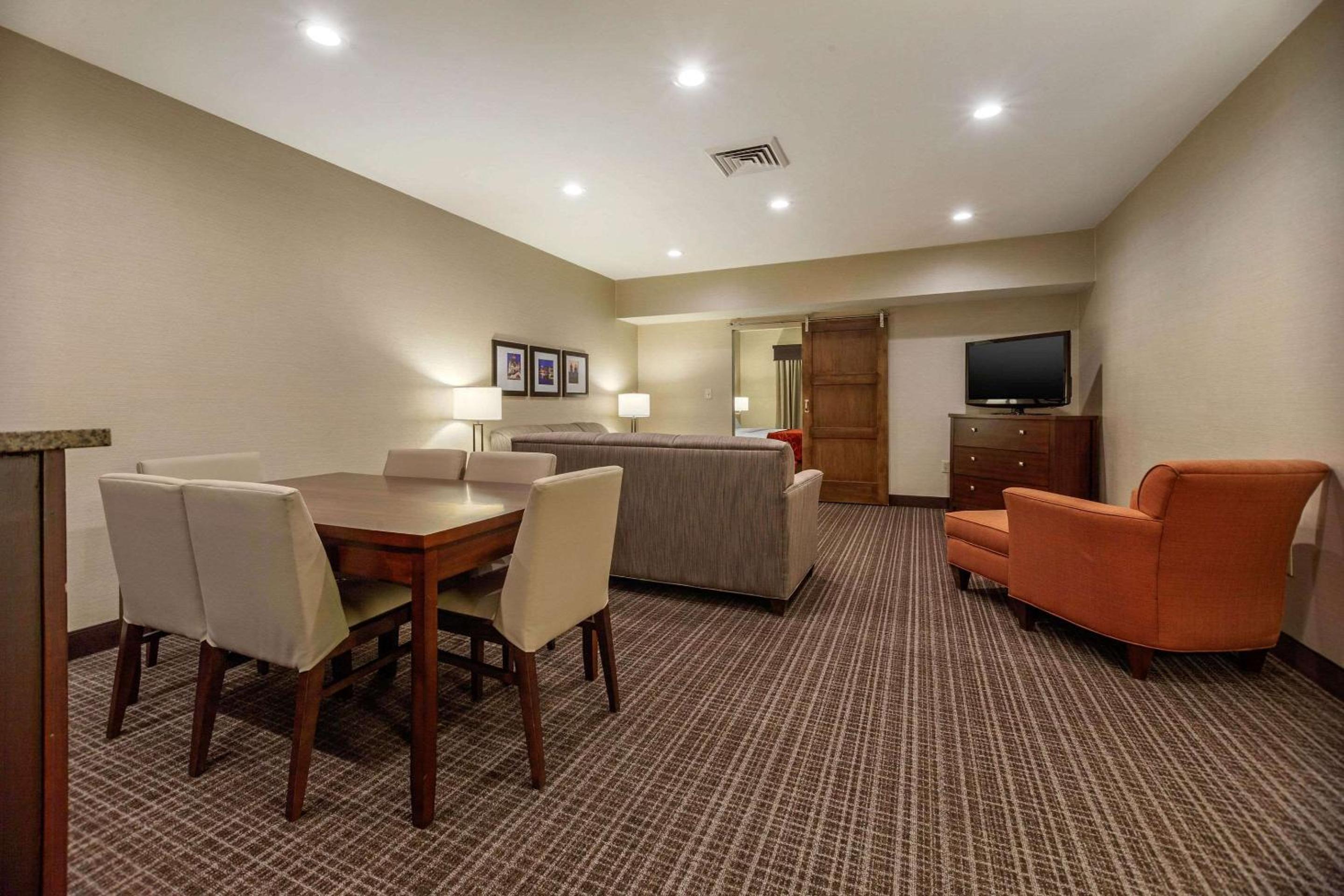 Superior King Suite - Non-Smoking photo 2