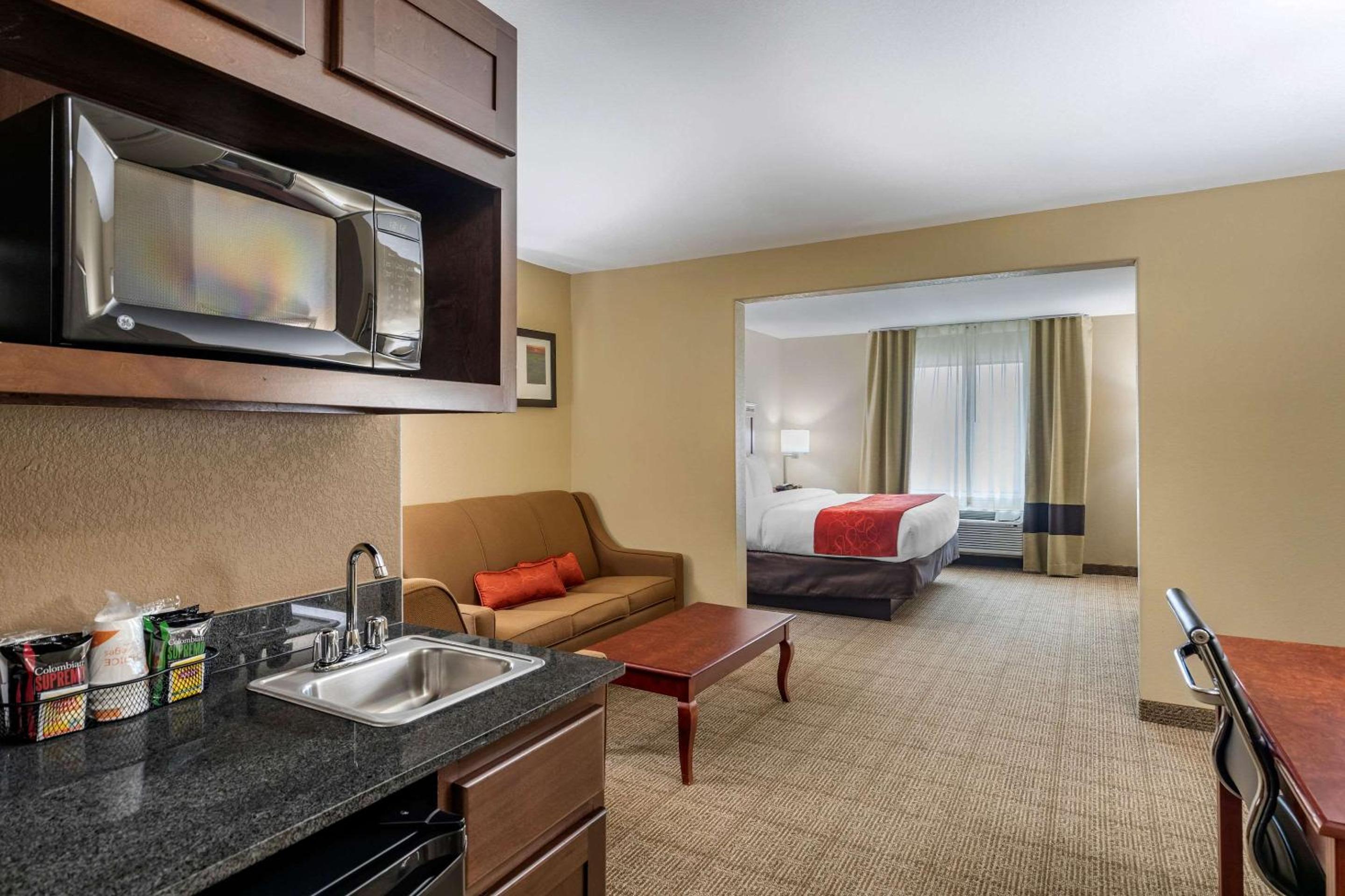 King Suite - Non-Smoking photo 2