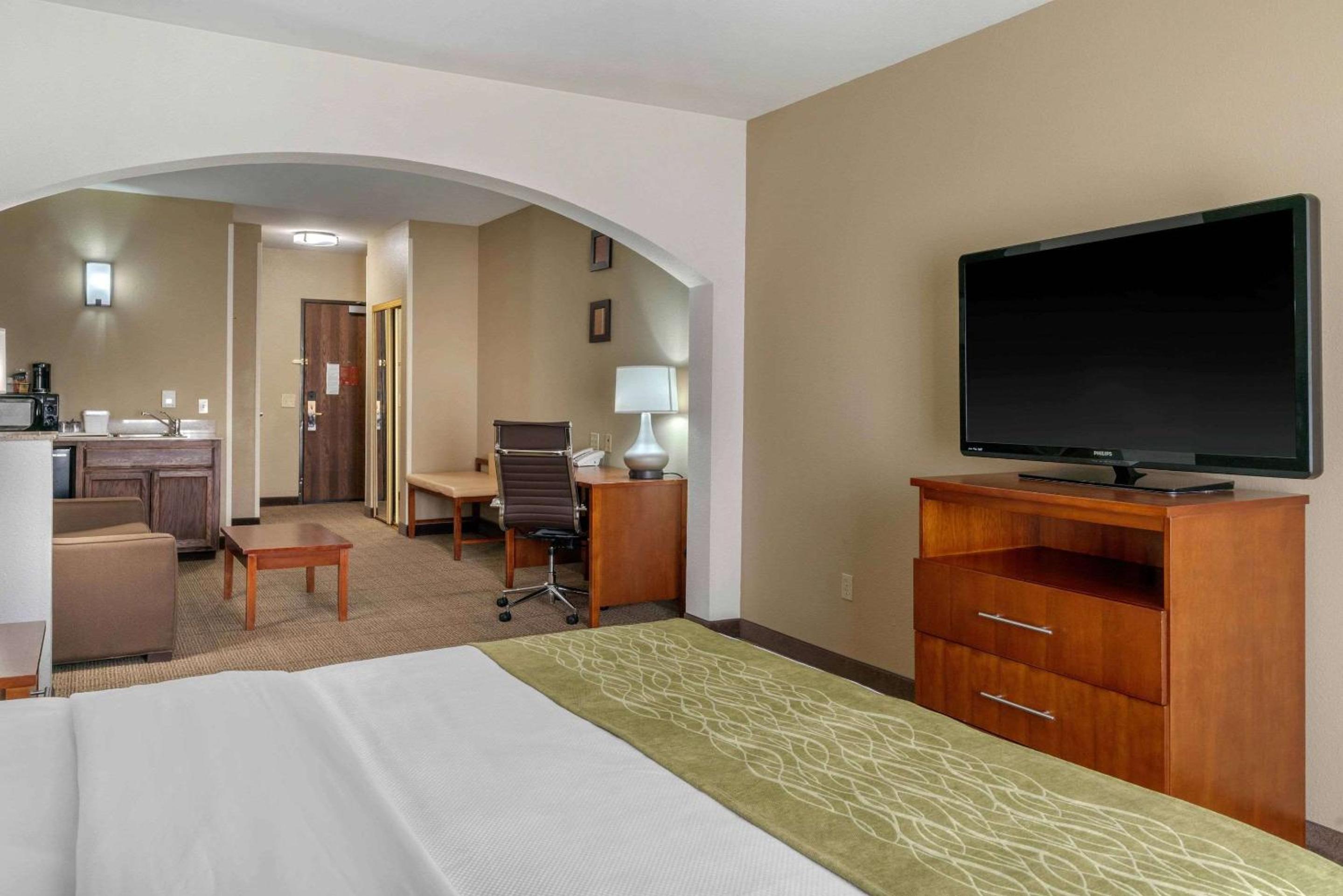 King Suite - Non-Smoking - Photo 5
