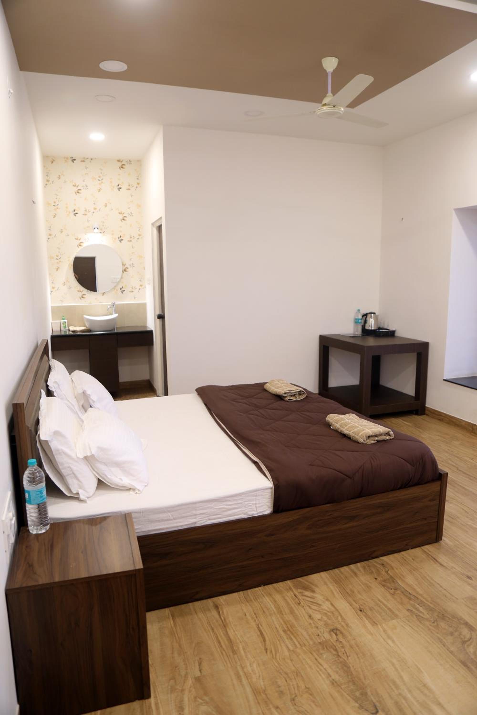 Deluxe King Room photo 2
