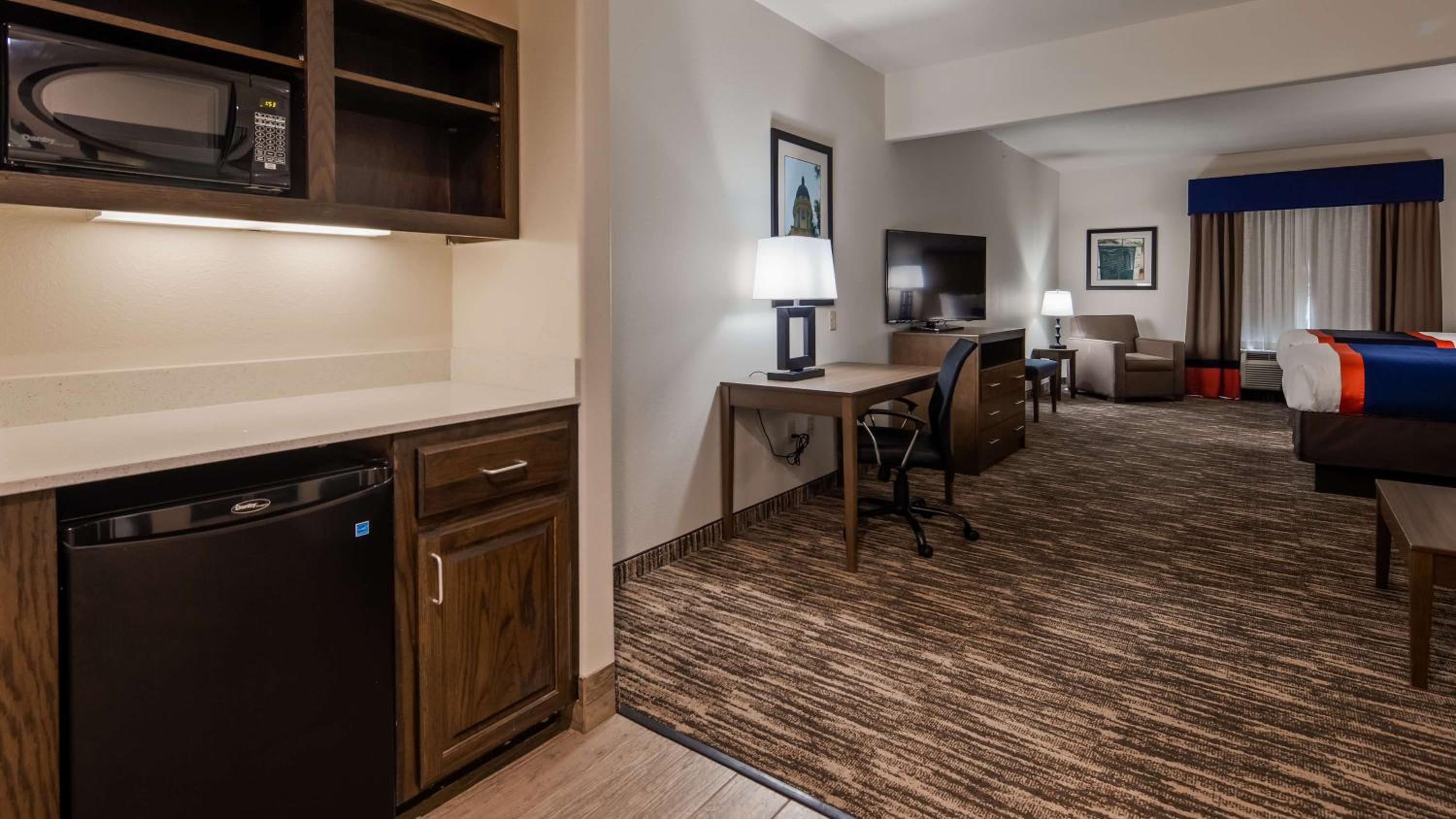 Queen Suite with Two Queen Beds and Bath Tub - Mobility Access