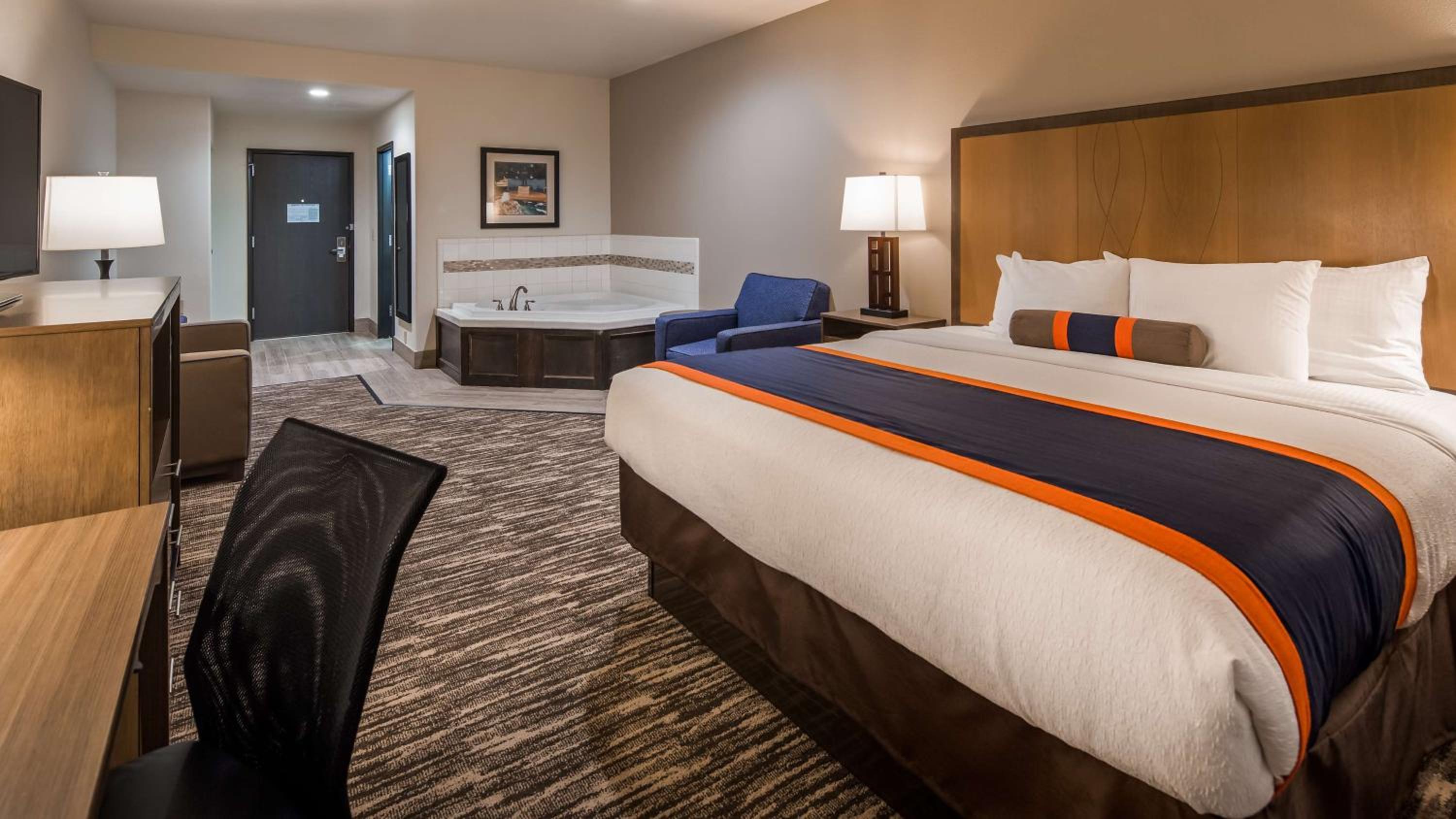 King Room with Whirlpool - Non-Smoking photo 3