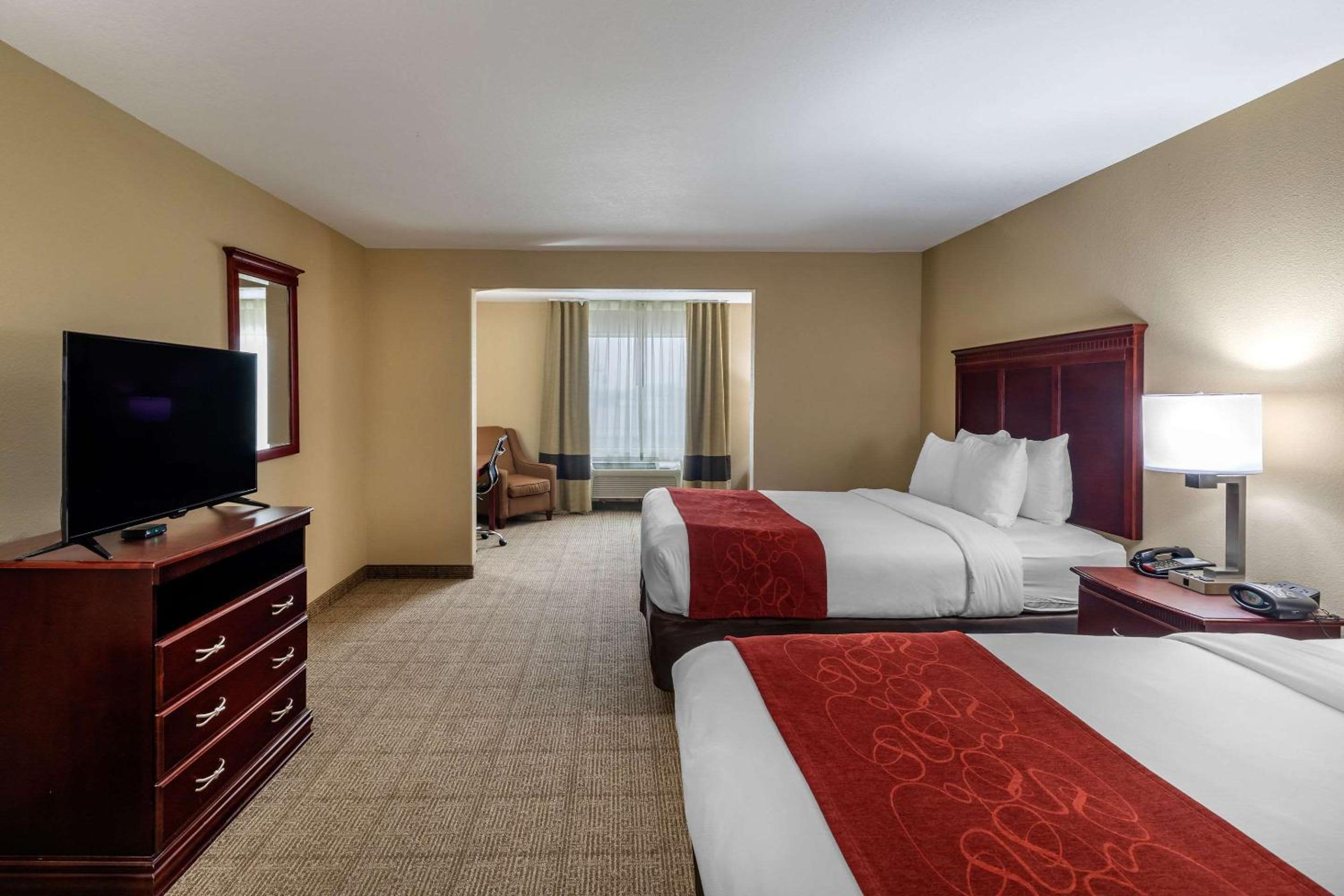 Queen Suite with Two Queen Beds - Non-Smoking photo 3