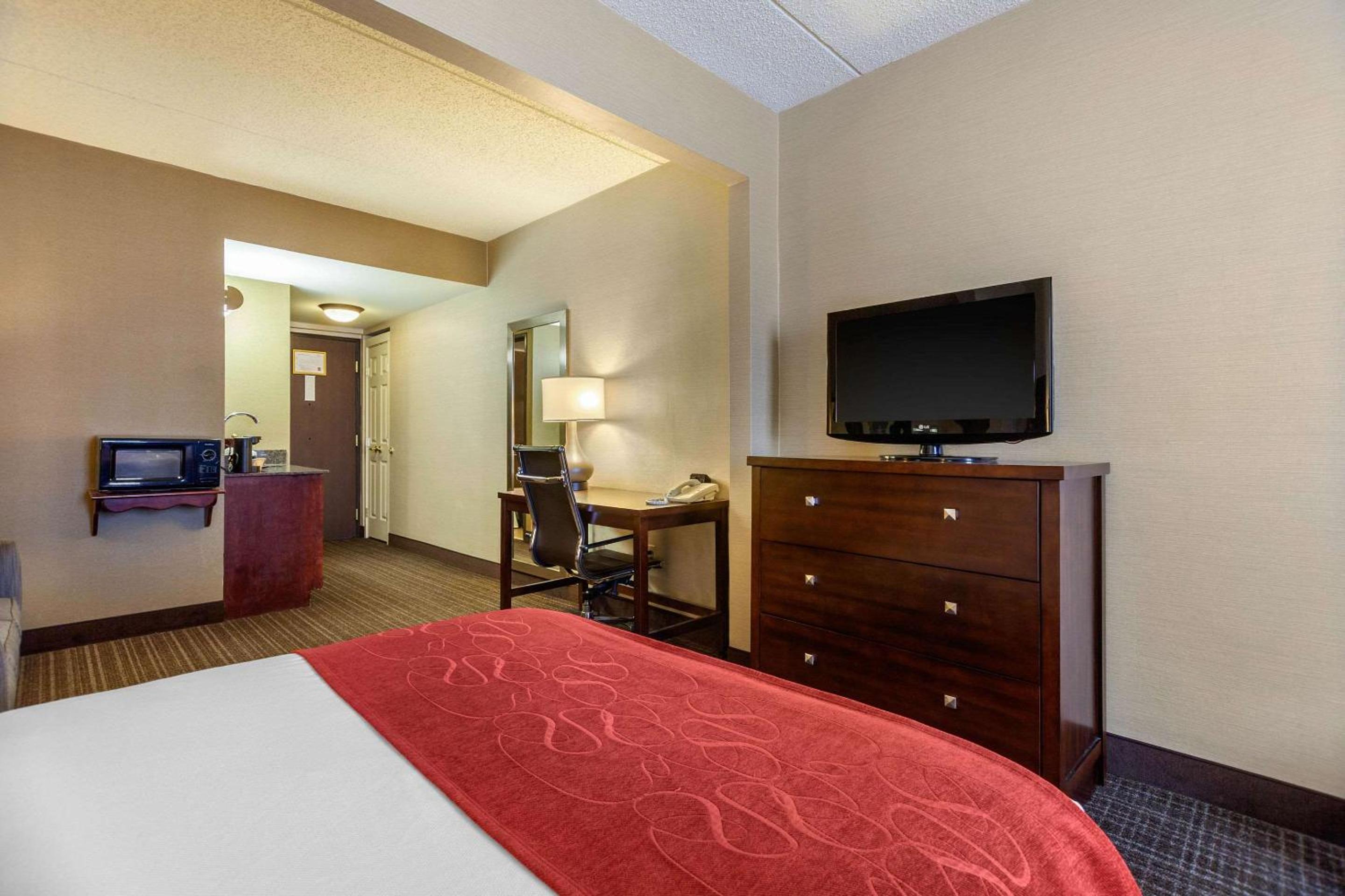 King Suite with Tub - Accessible/Non-Smoking - Photo 2