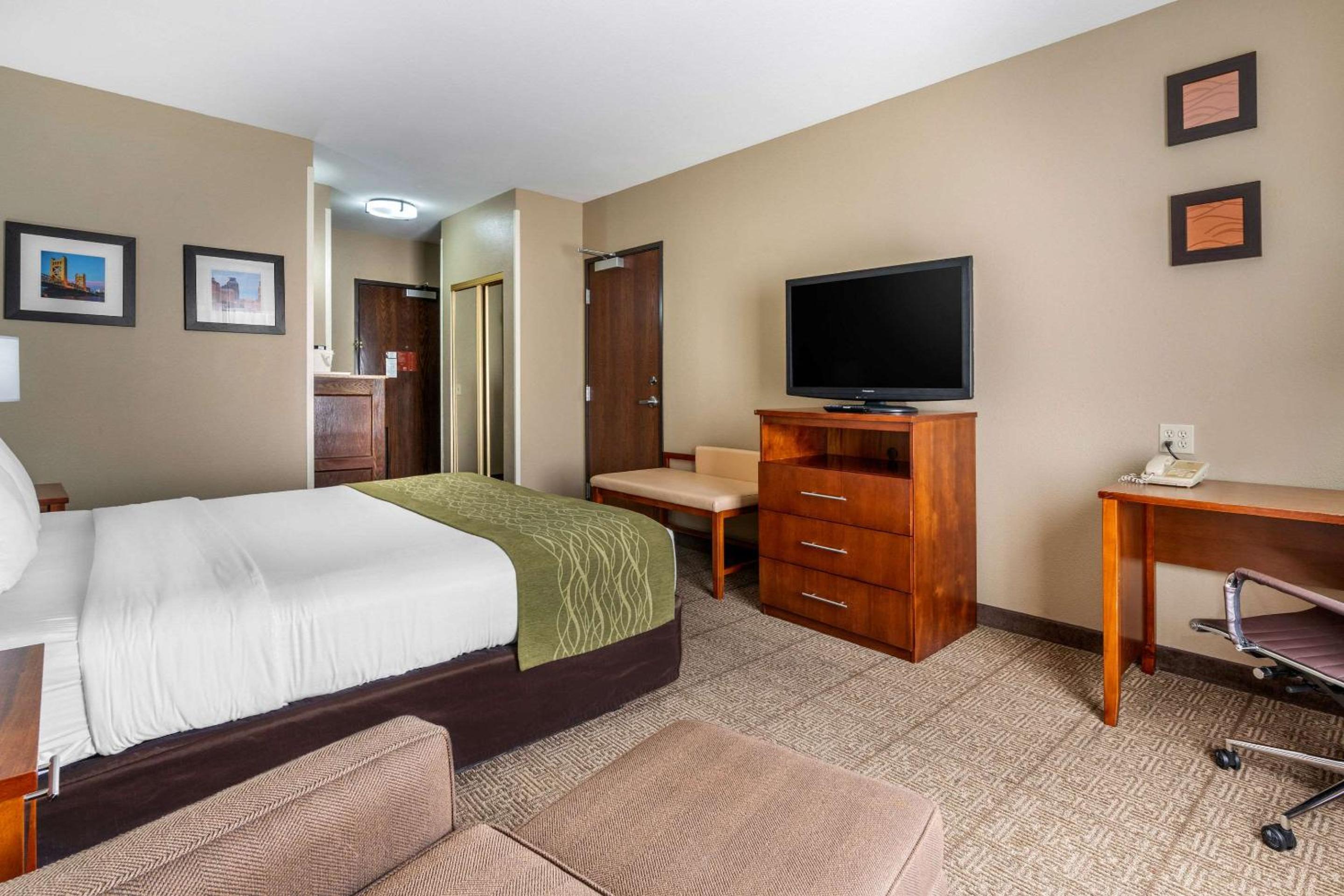King Room - Non-Smoking - Photo 4