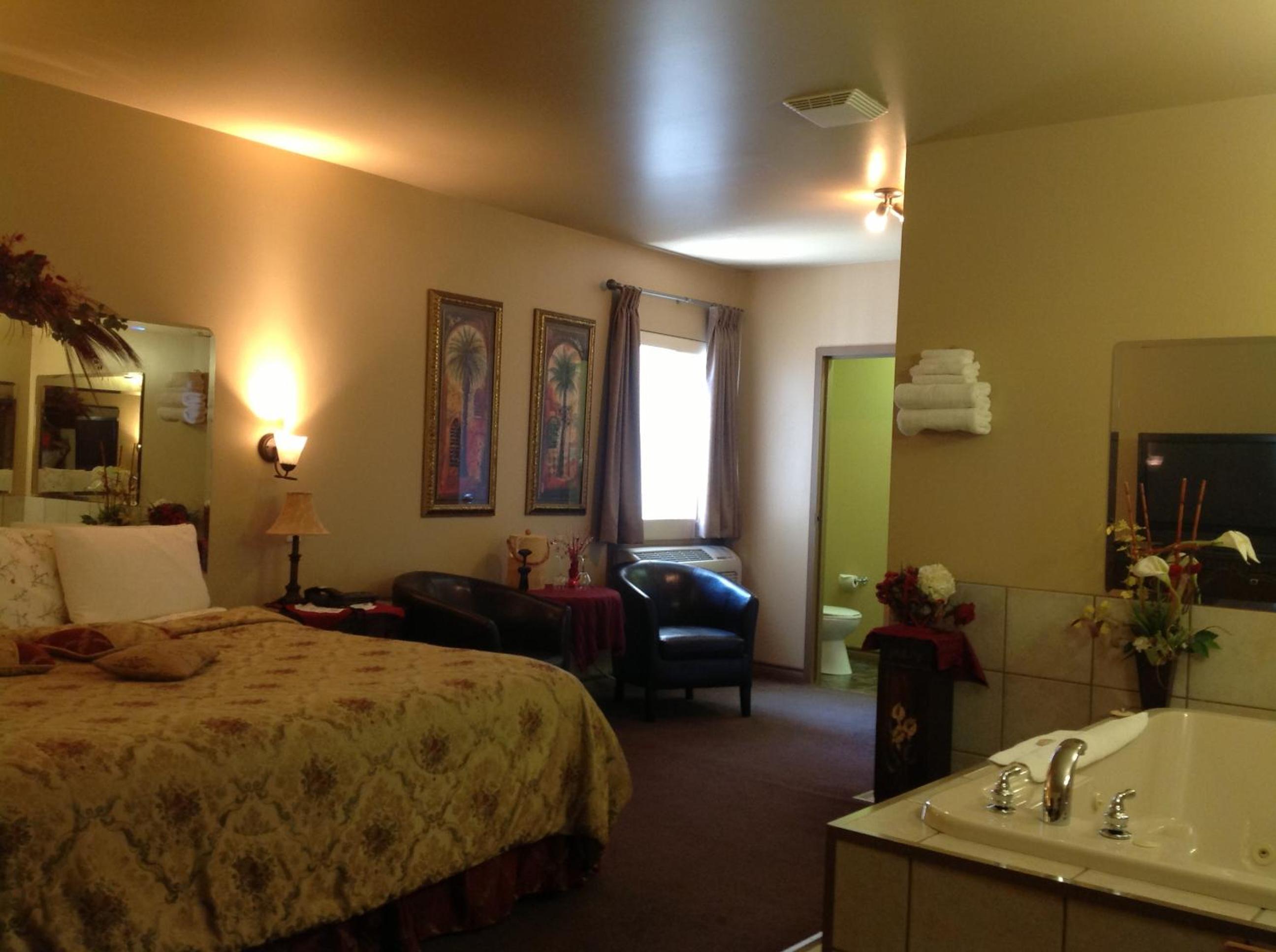 King Room with Hot Tub photo 3