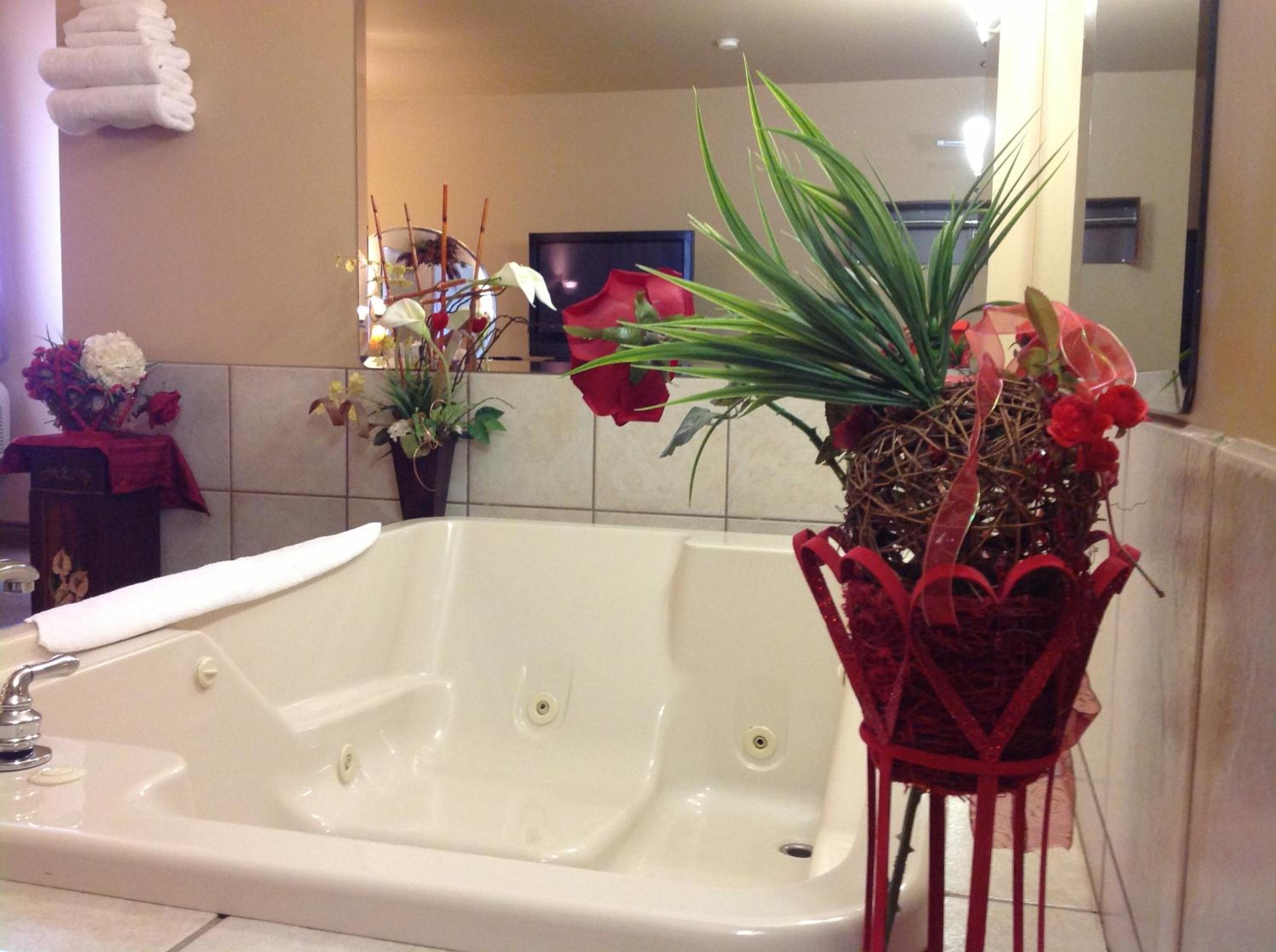 King Room with Hot Tub photo 2