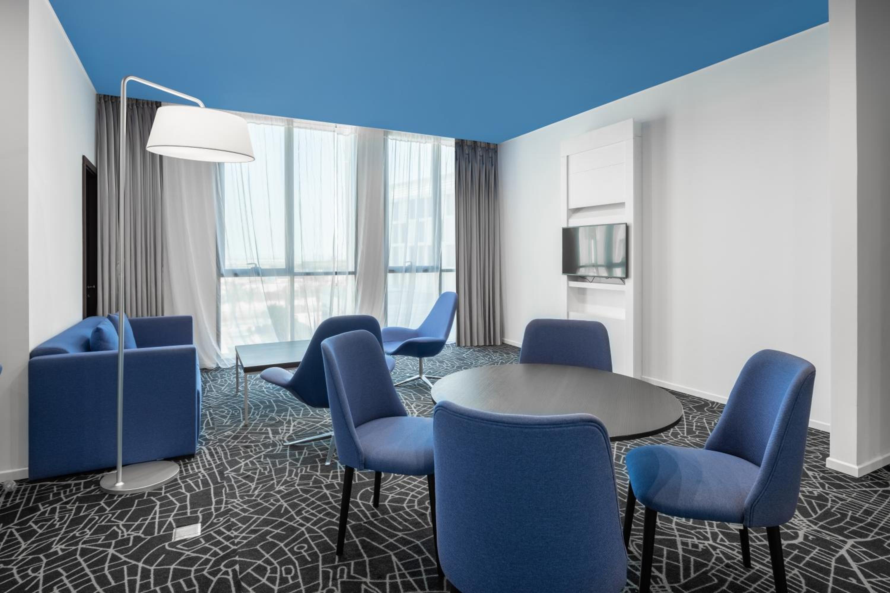 One-Bedroom Suite - Photo 4