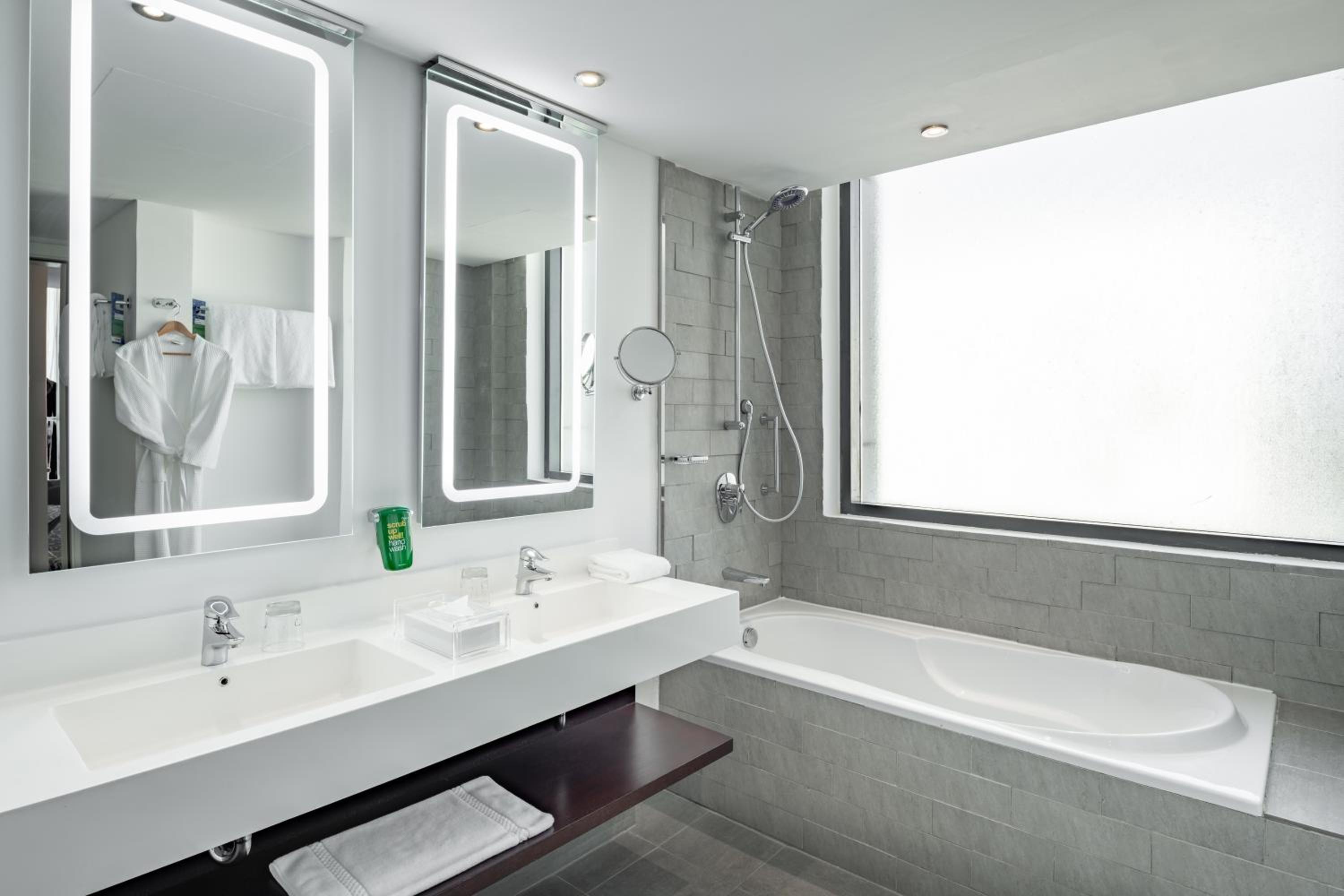 One-Bedroom Suite - Photo 6