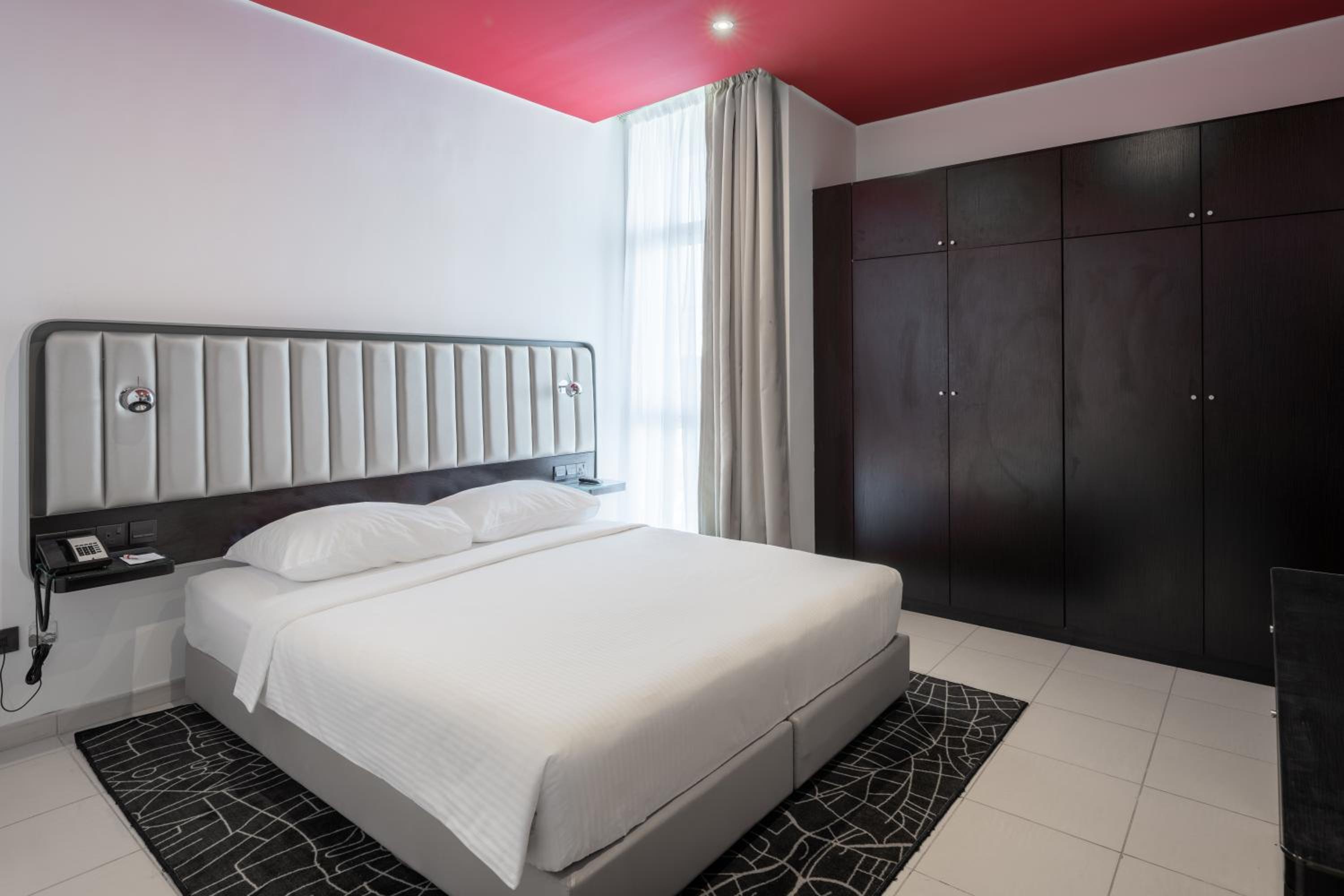 One-Bedroom Apartment - Annex - Photo 4