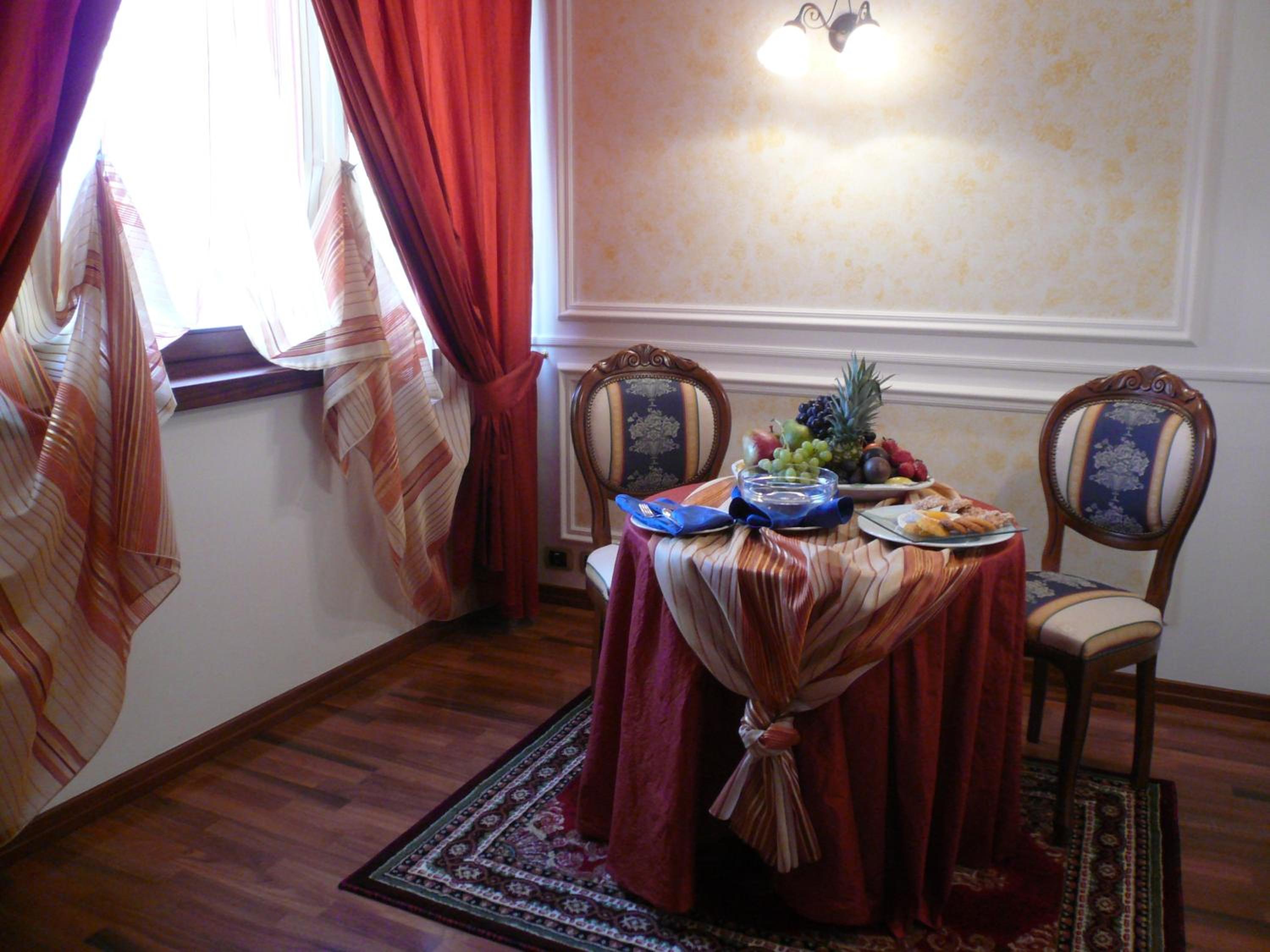Suite with Balcony - Photo 5