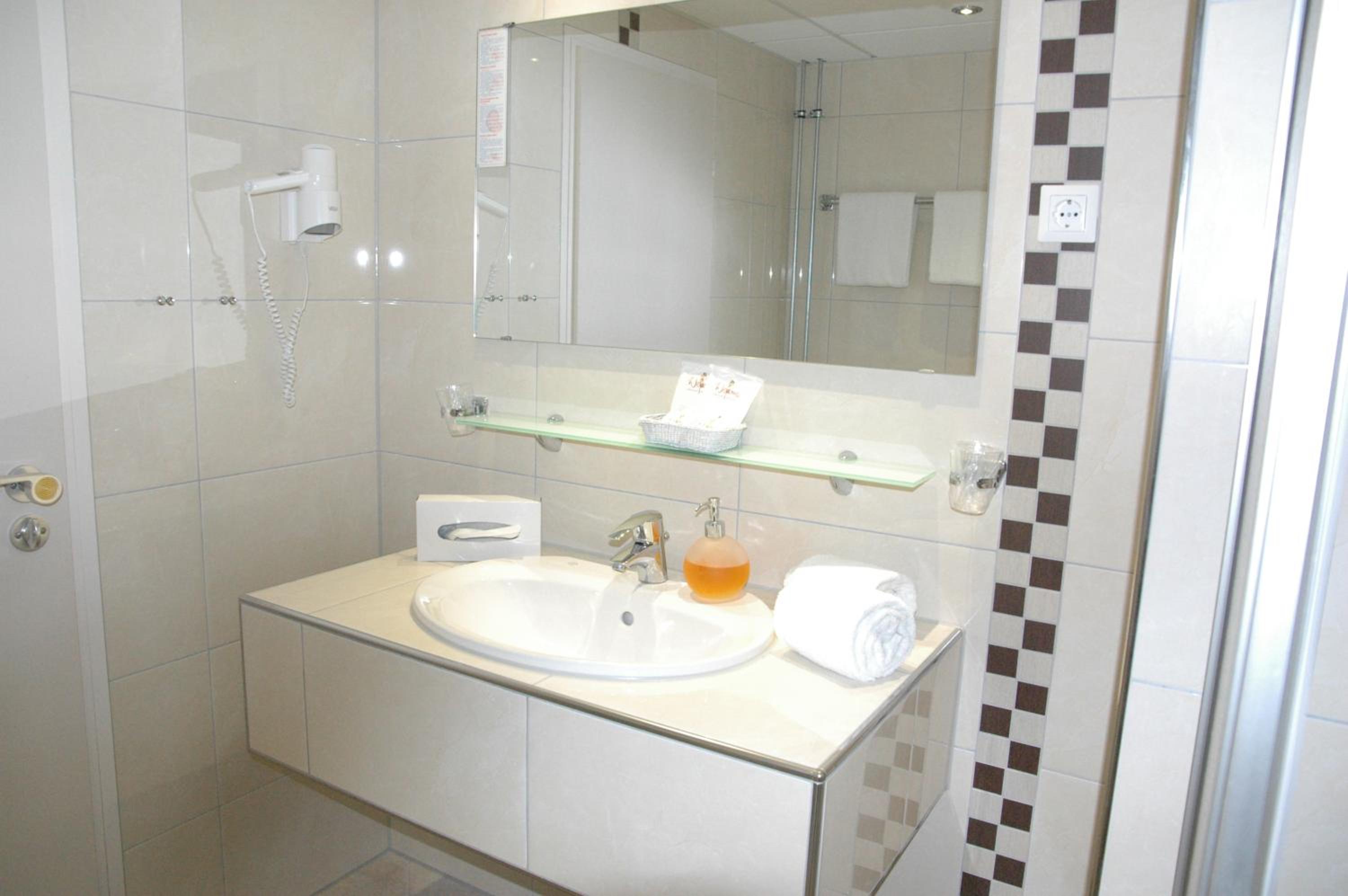 Classic Double Room with Balcony - Photo 2