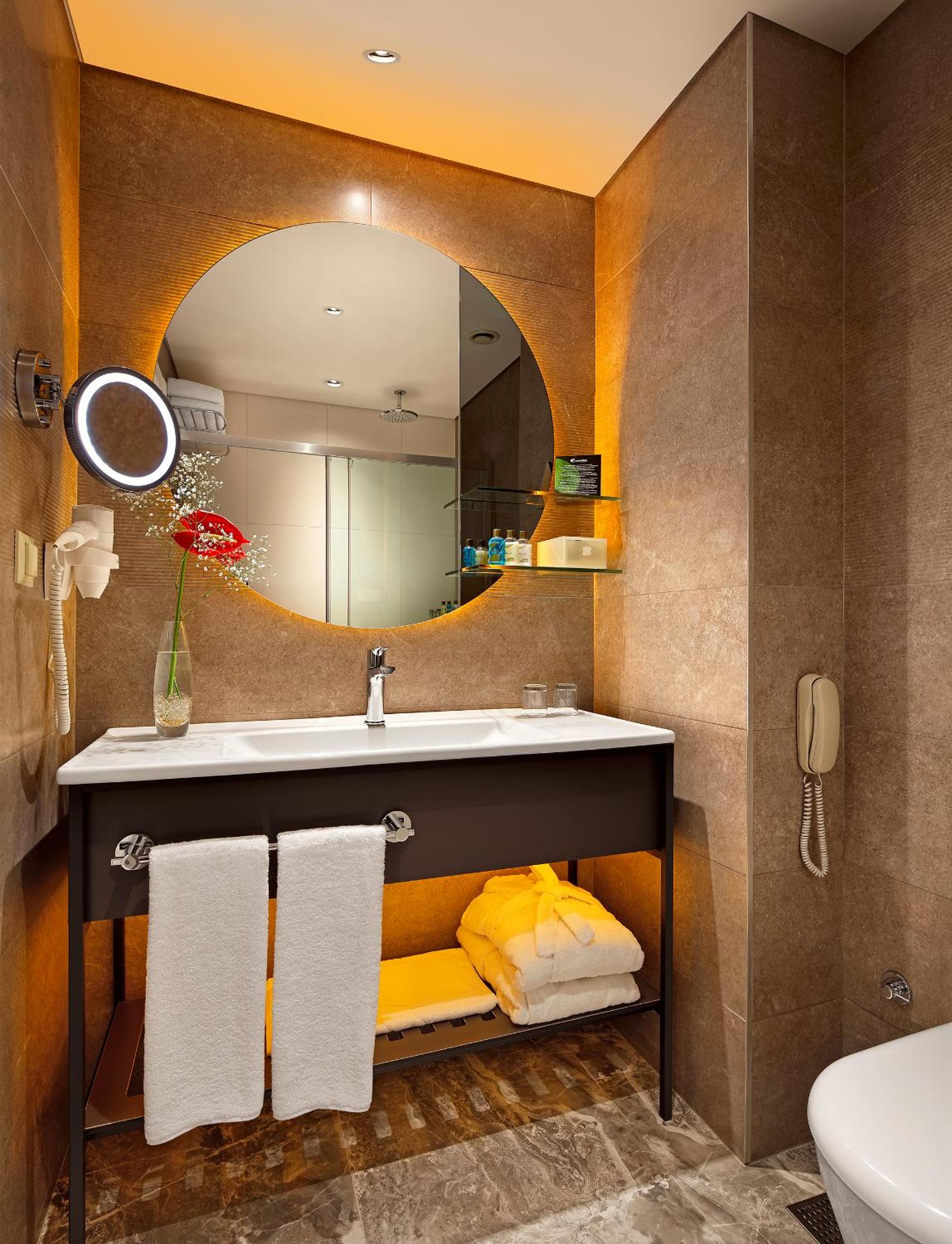 Standard Double or Twin Room with Land View - Photo 2