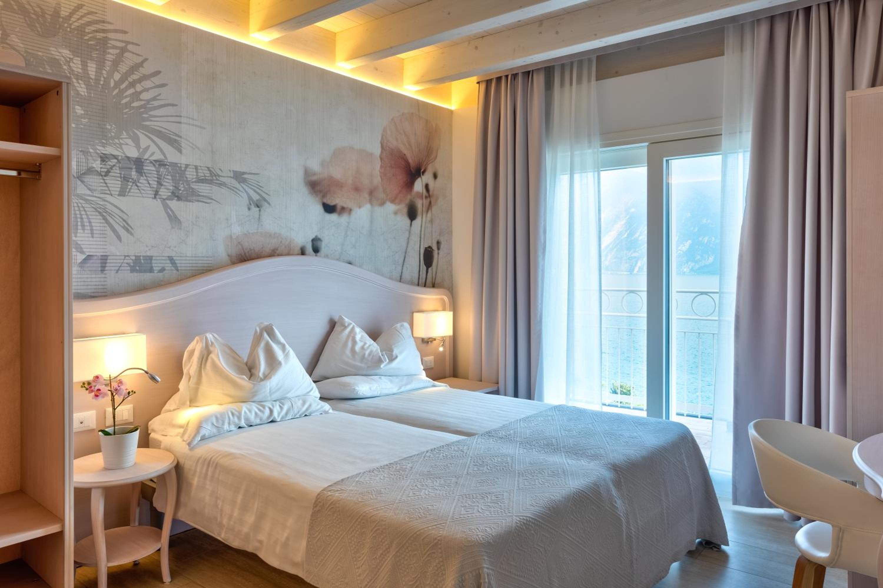 Deluxe Twin Room with Sea View photo 1