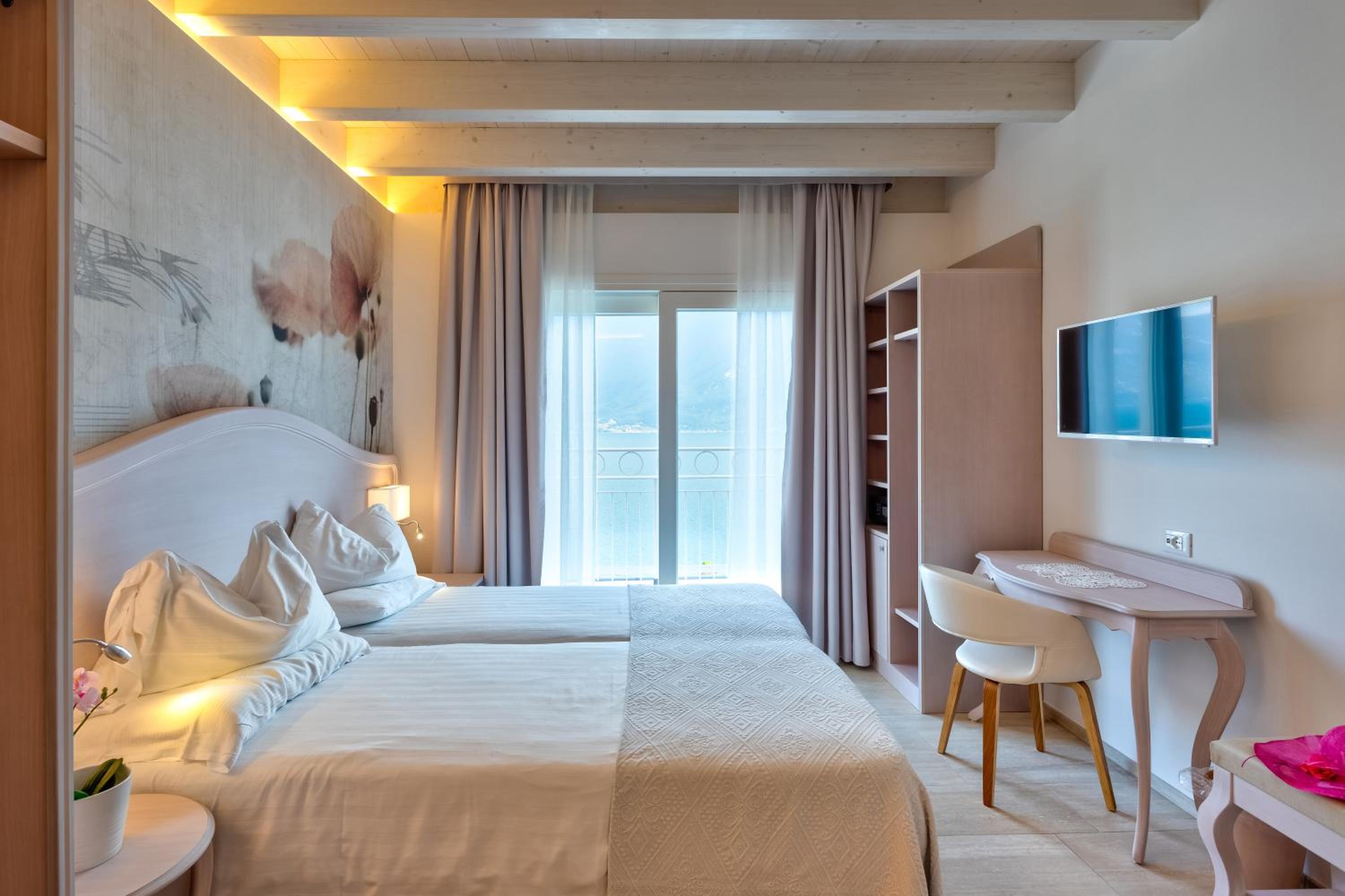 Deluxe Twin Room with Sea View photo 3