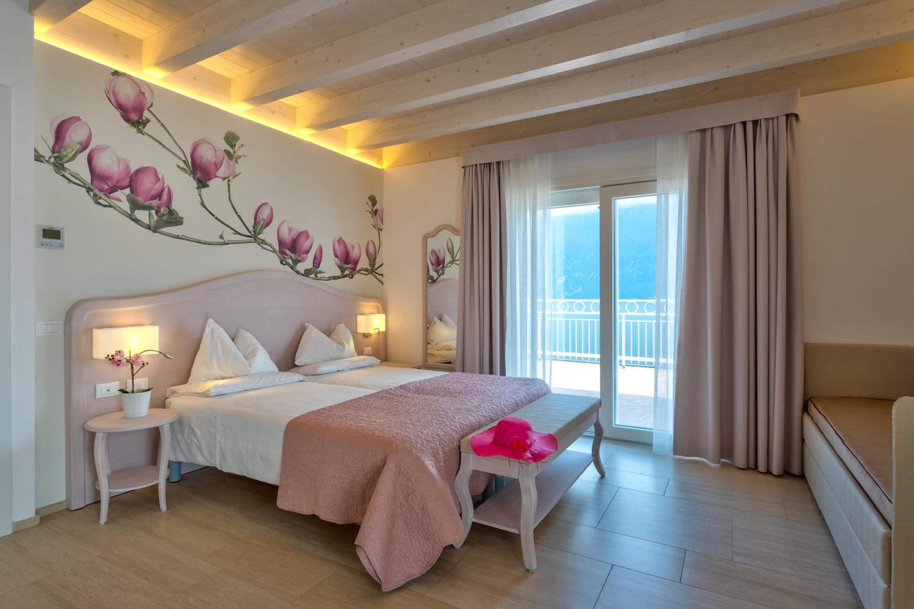 Deluxe Twin Room with Sea View photo 2