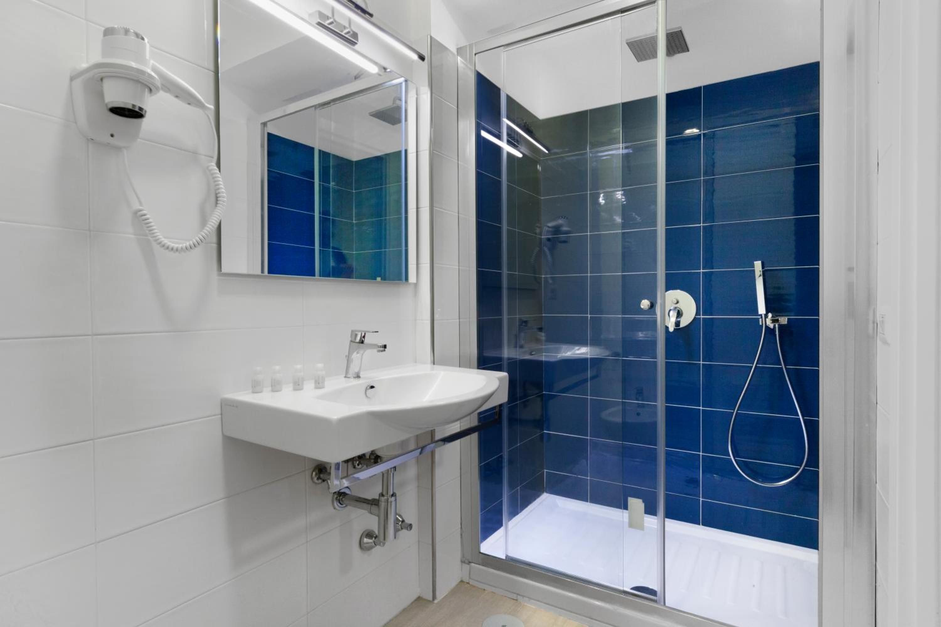 Standard Double or Twin Room - Photo 2