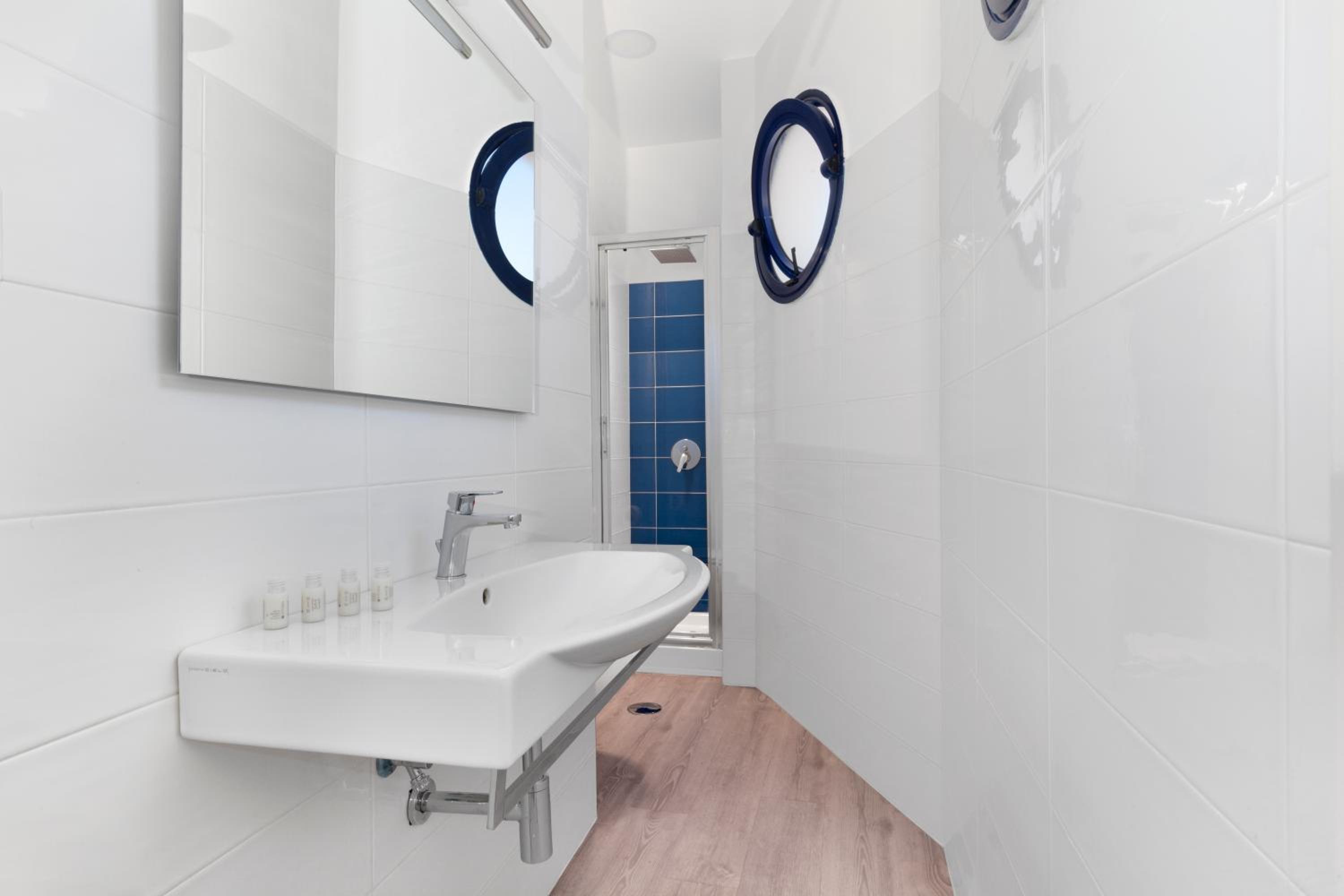 Standard Double or Twin Room - Photo 3