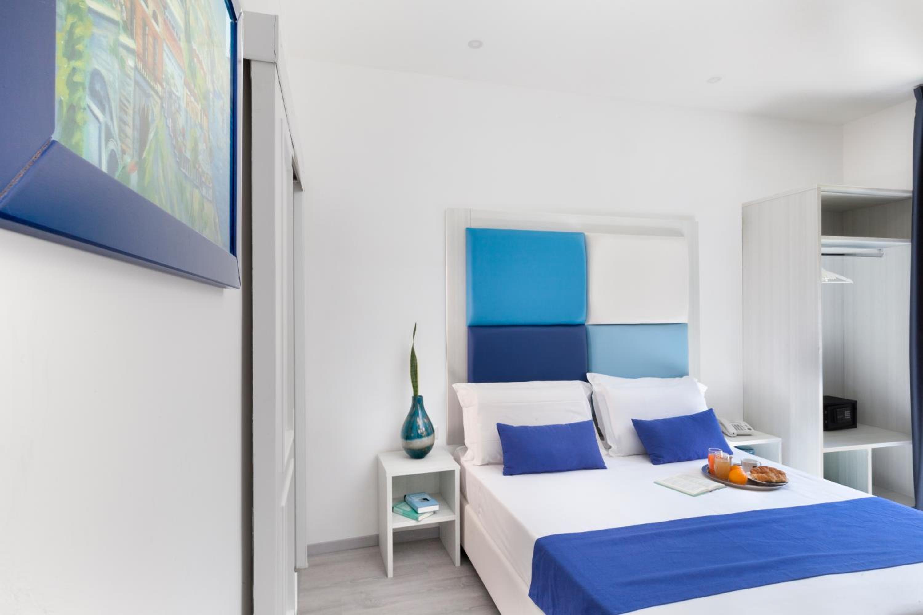 Standard Double or Twin Room - Photo 9