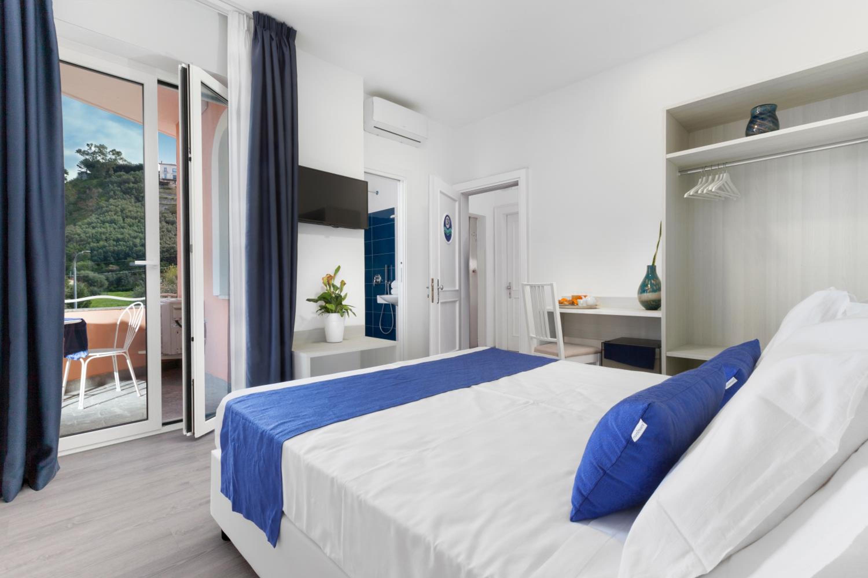 Standard Double or Twin Room - Photo 7