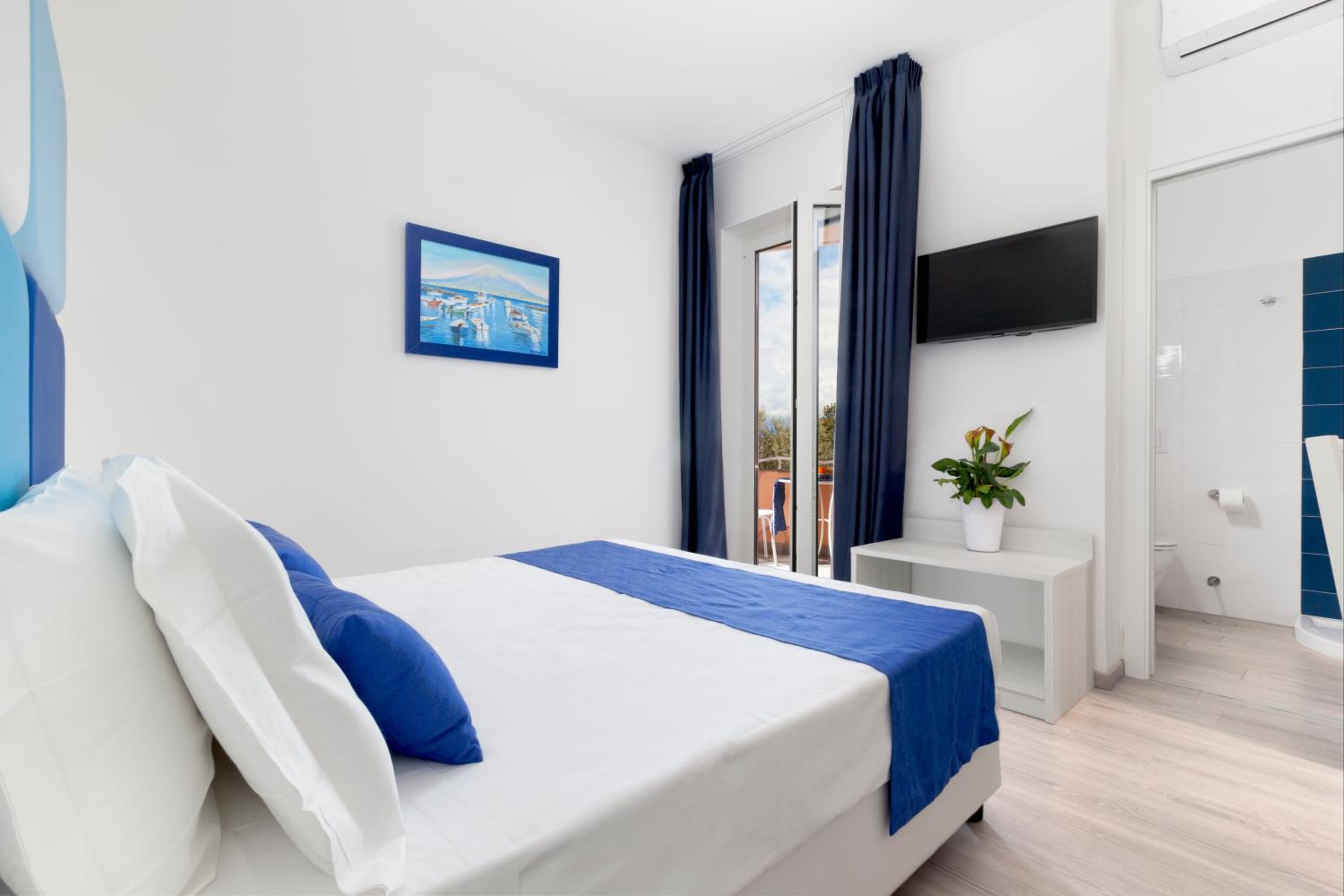 Standard Double or Twin Room - Photo 10