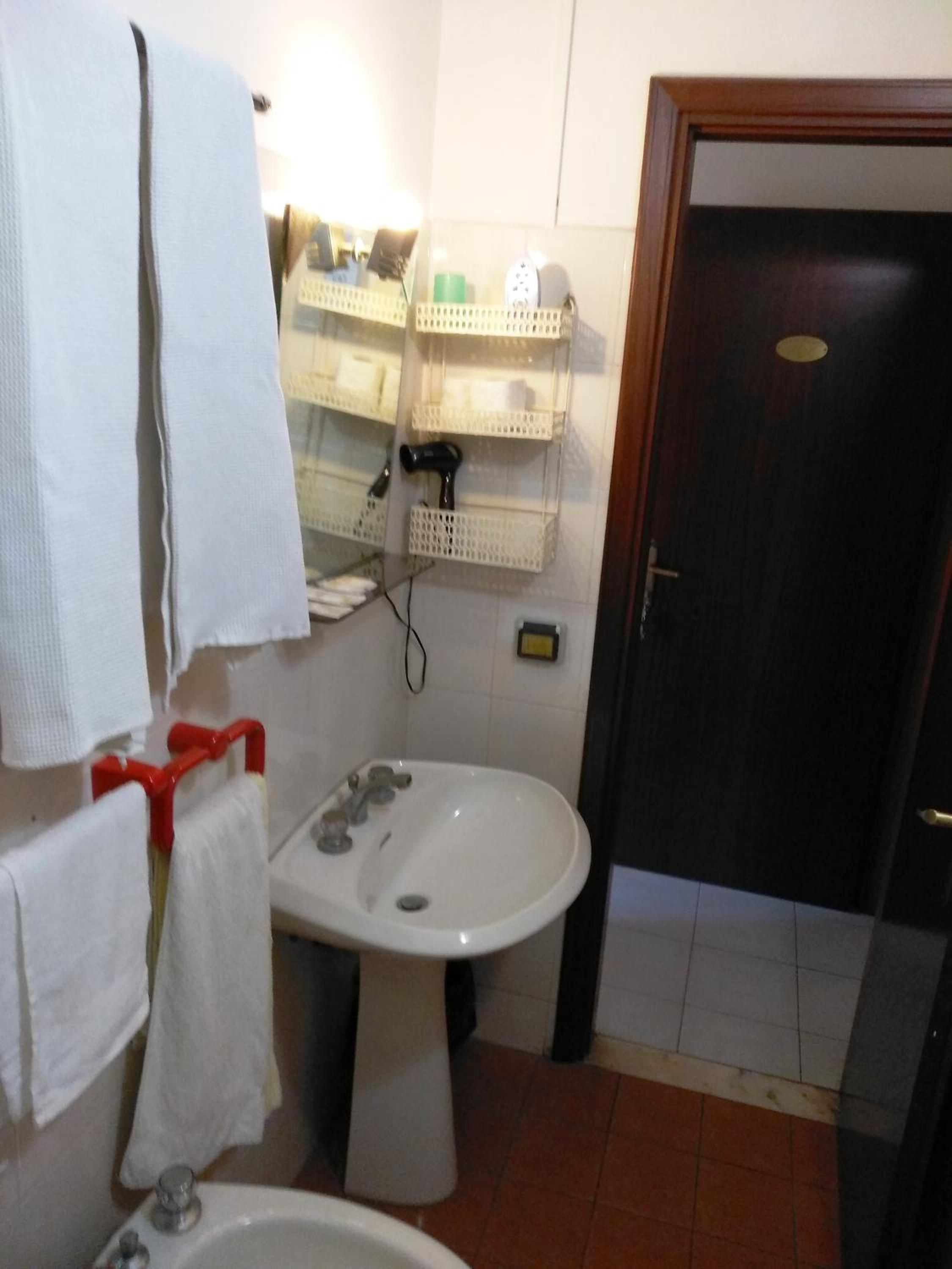 Double Room - Photo 12