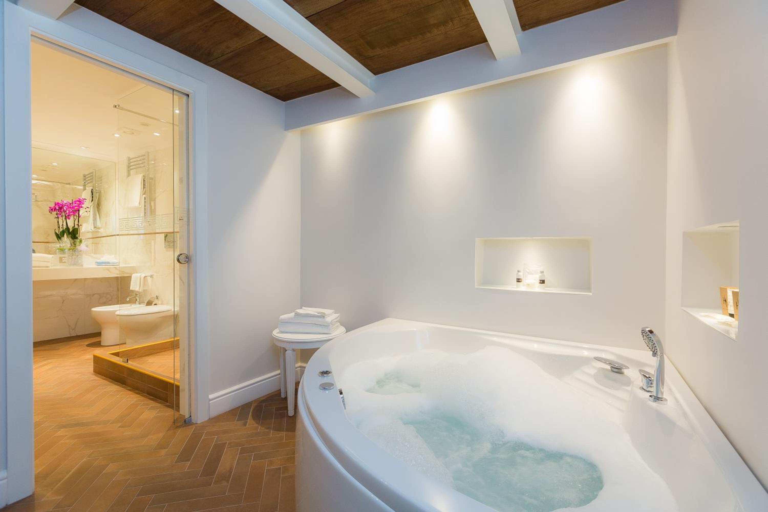 Deluxe Suite with Spa Bath thumbnail 6