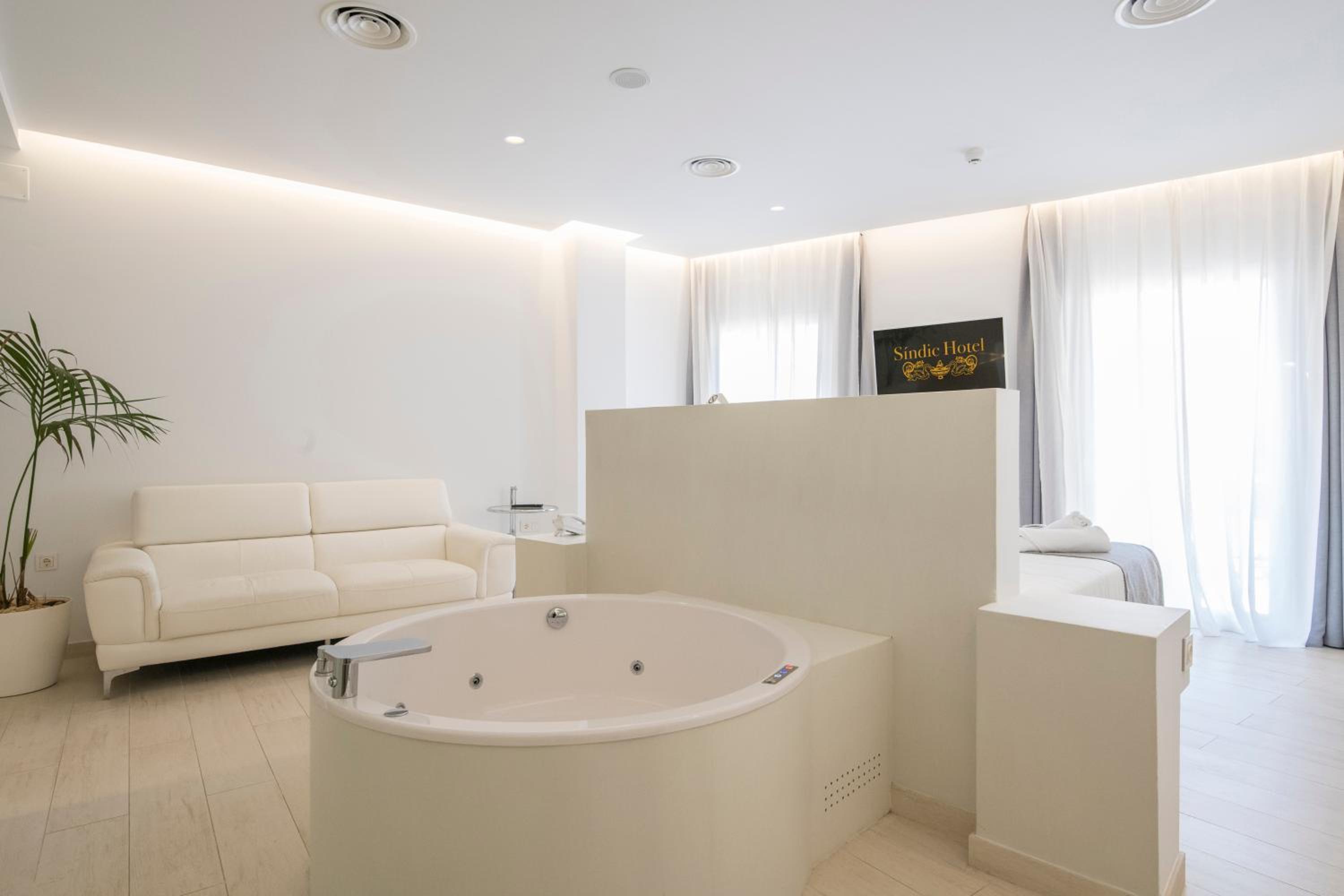 Deluxe Junior Suite photo 3