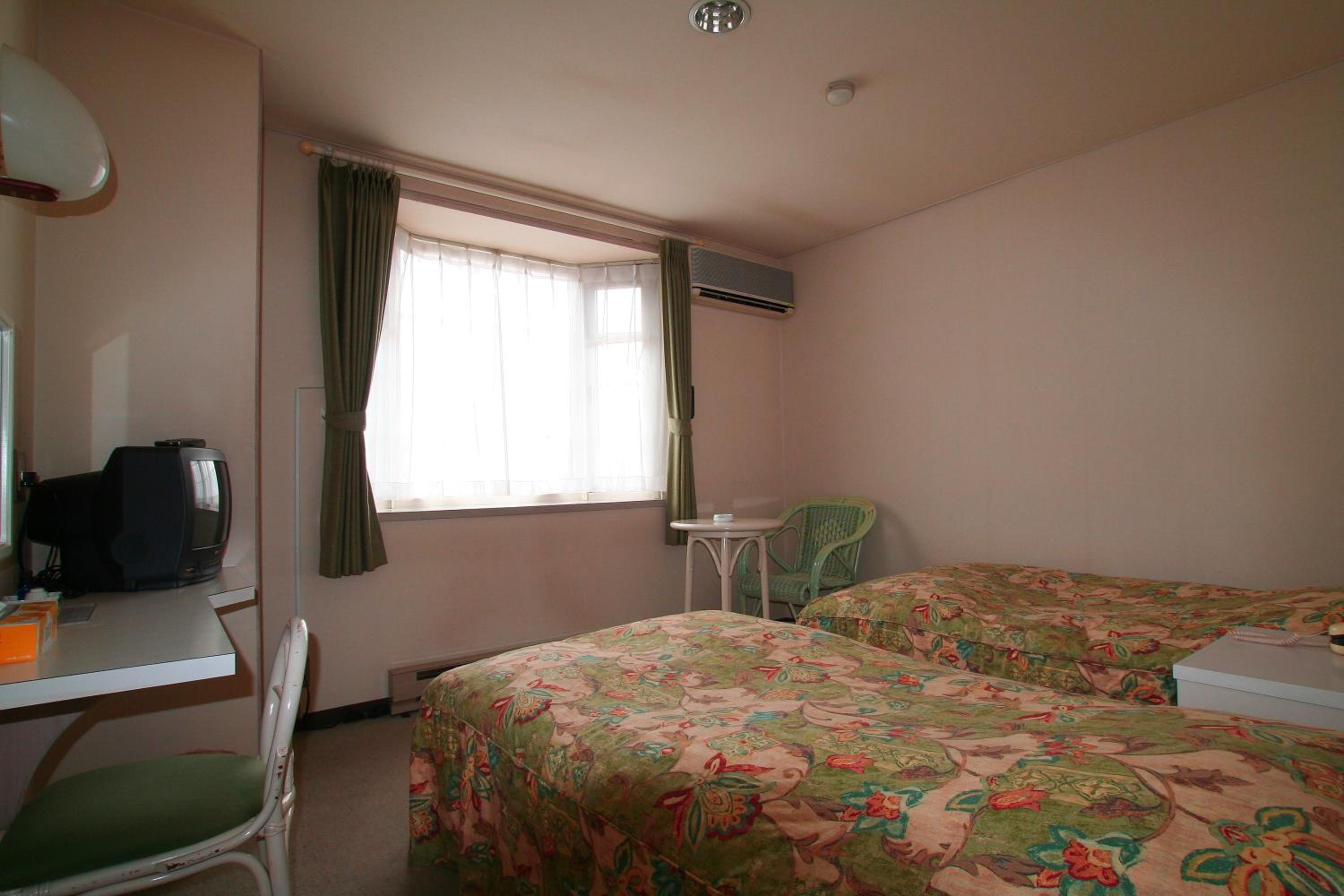 Twin Room - Non-Smoking photo 2