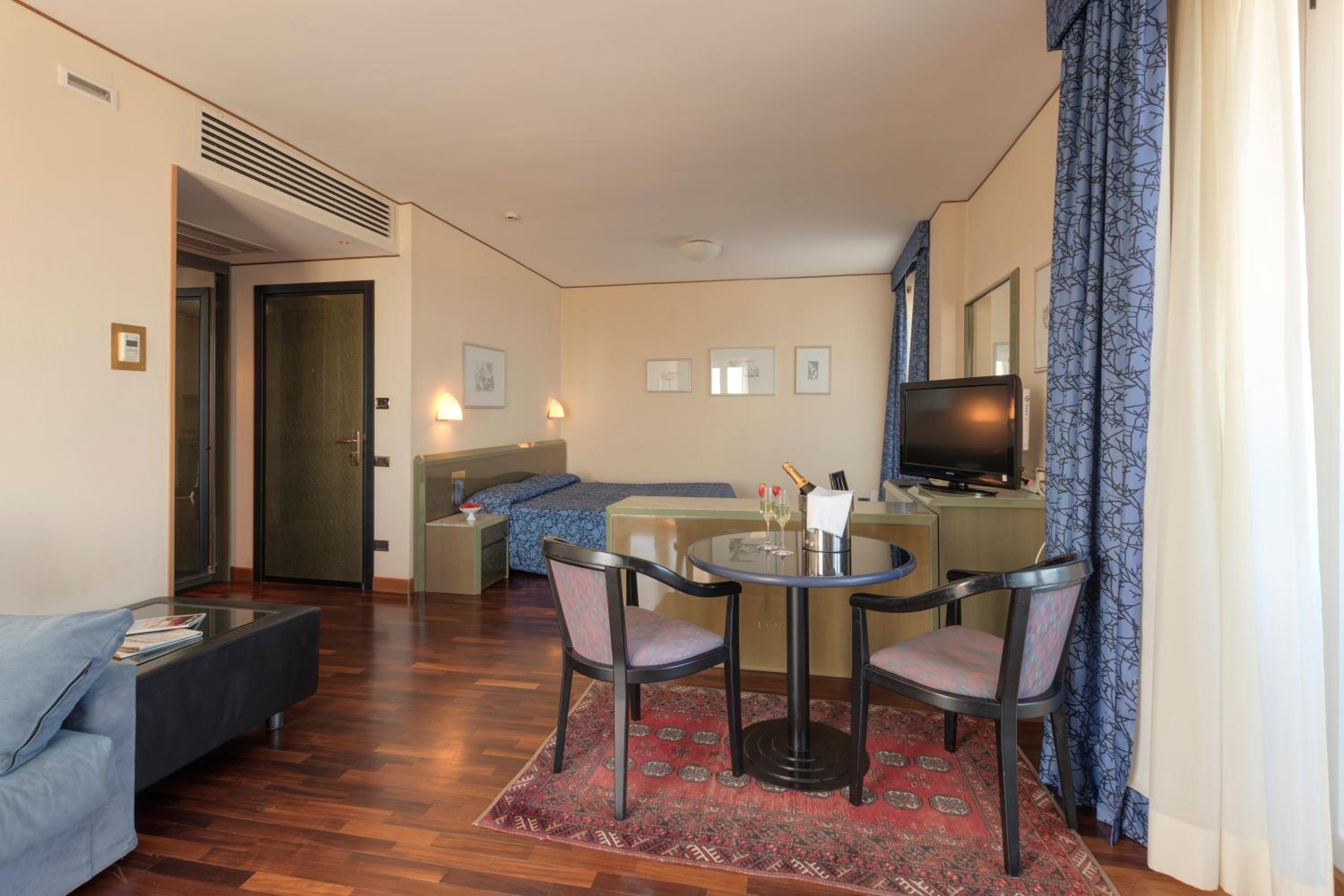 Suite - Photo 1